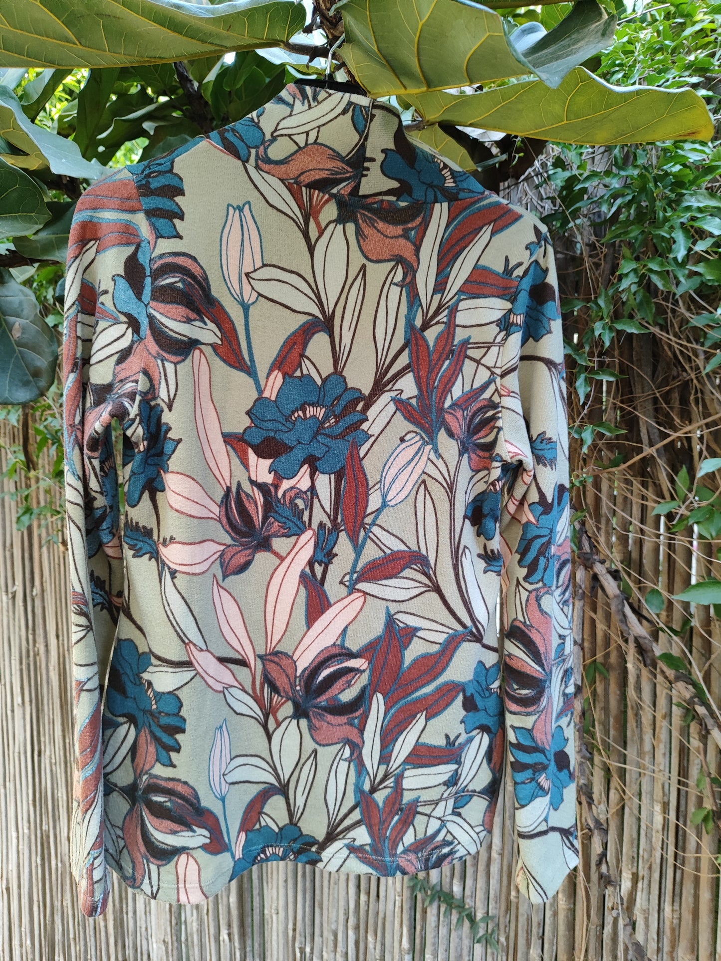 חולצה גולף מפוזרת בפרחים ברקע פסטוק - Image 4 by Dreadlocks