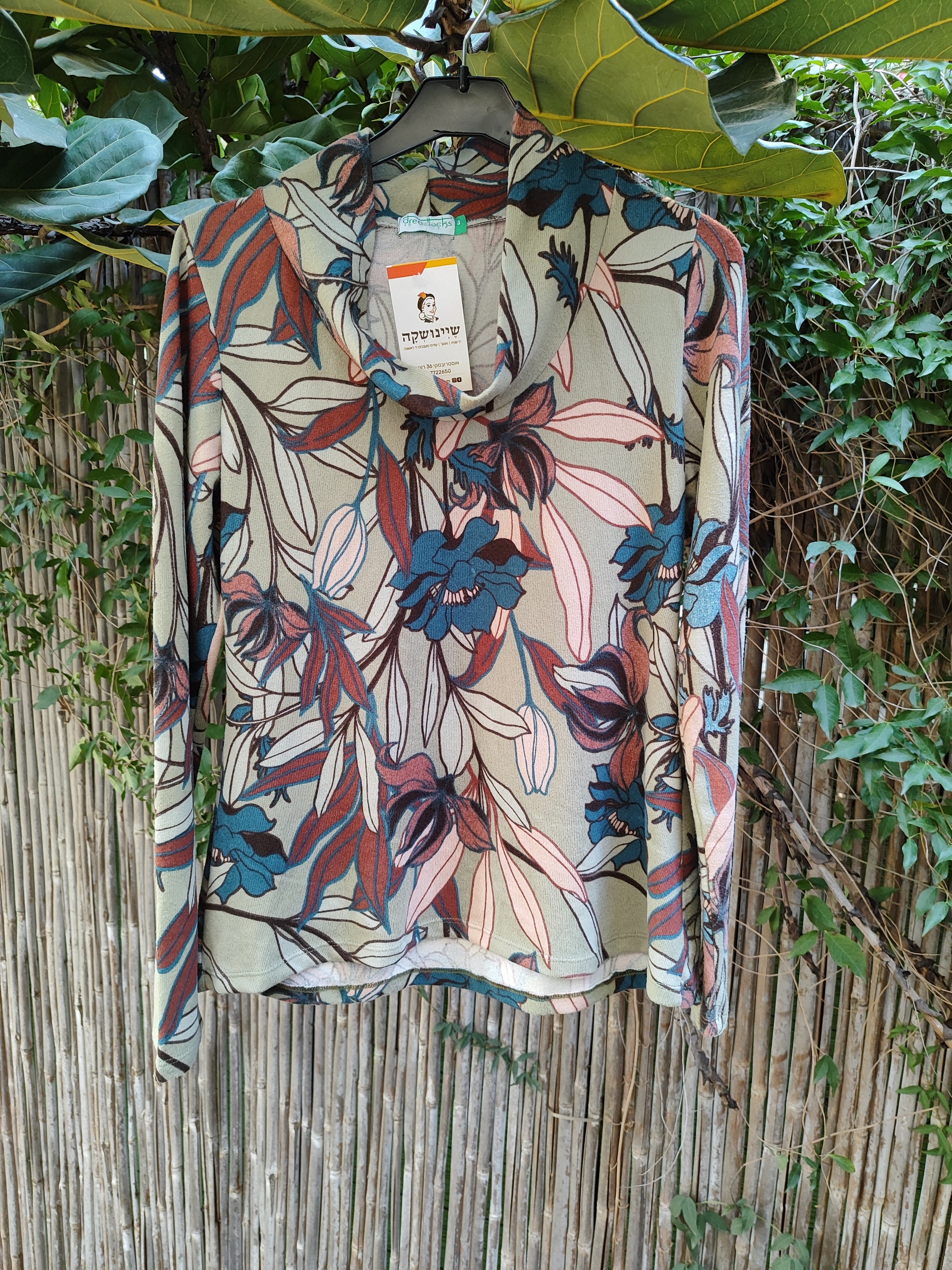 חולצה גולף מפוזרת בפרחים ברקע פסטוק - Image 5 by Dreadlocks