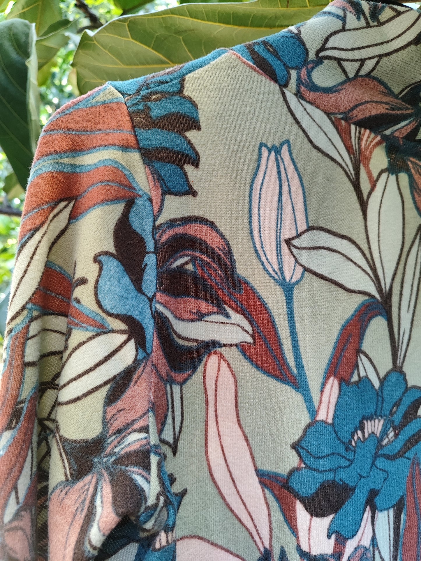 חולצה גולף מפוזרת בפרחים ברקע פסטוק - Image 6 by Dreadlocks