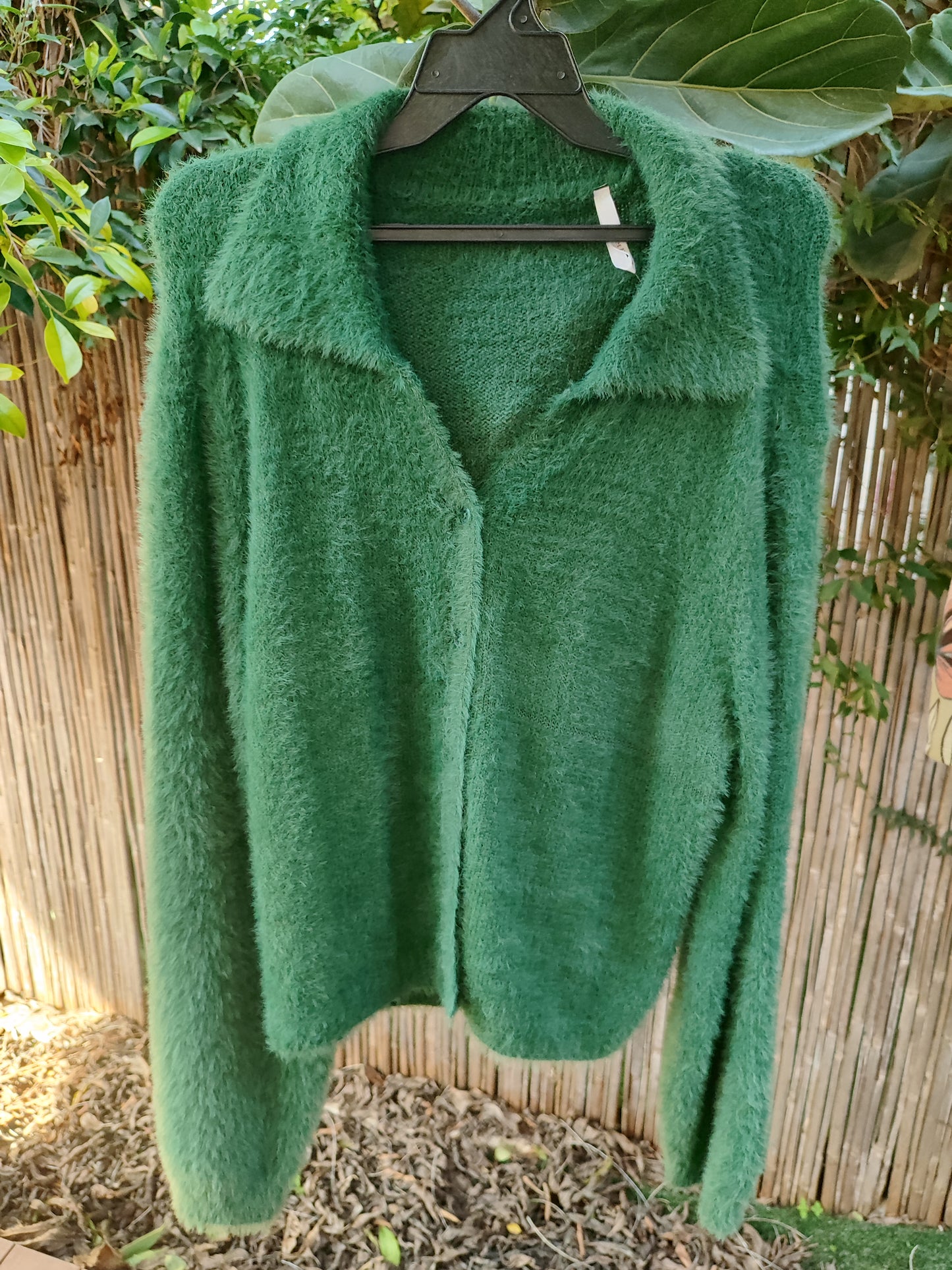 קרדיגן ירוק בקבוק מכופתר במראה פרוותי - Image 3