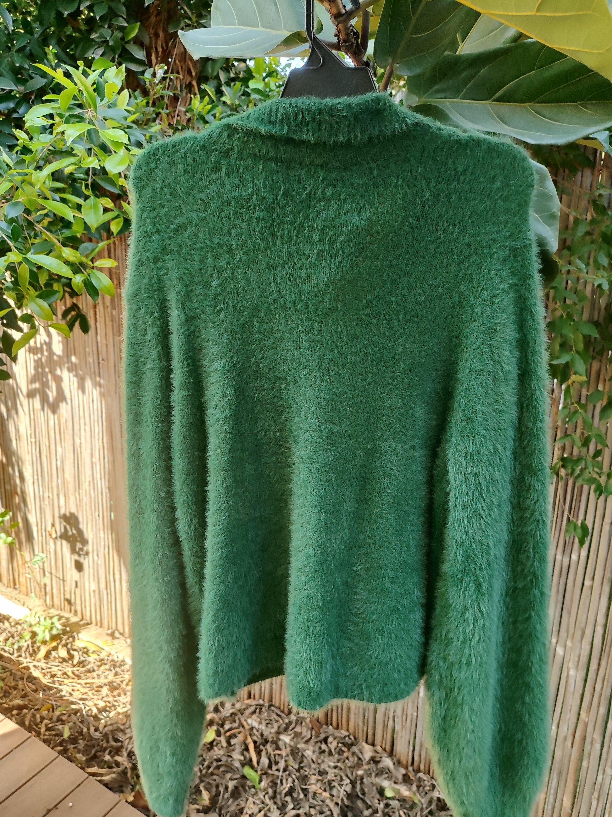 קרדיגן ירוק בקבוק מכופתר במראה פרוותי - Image 4