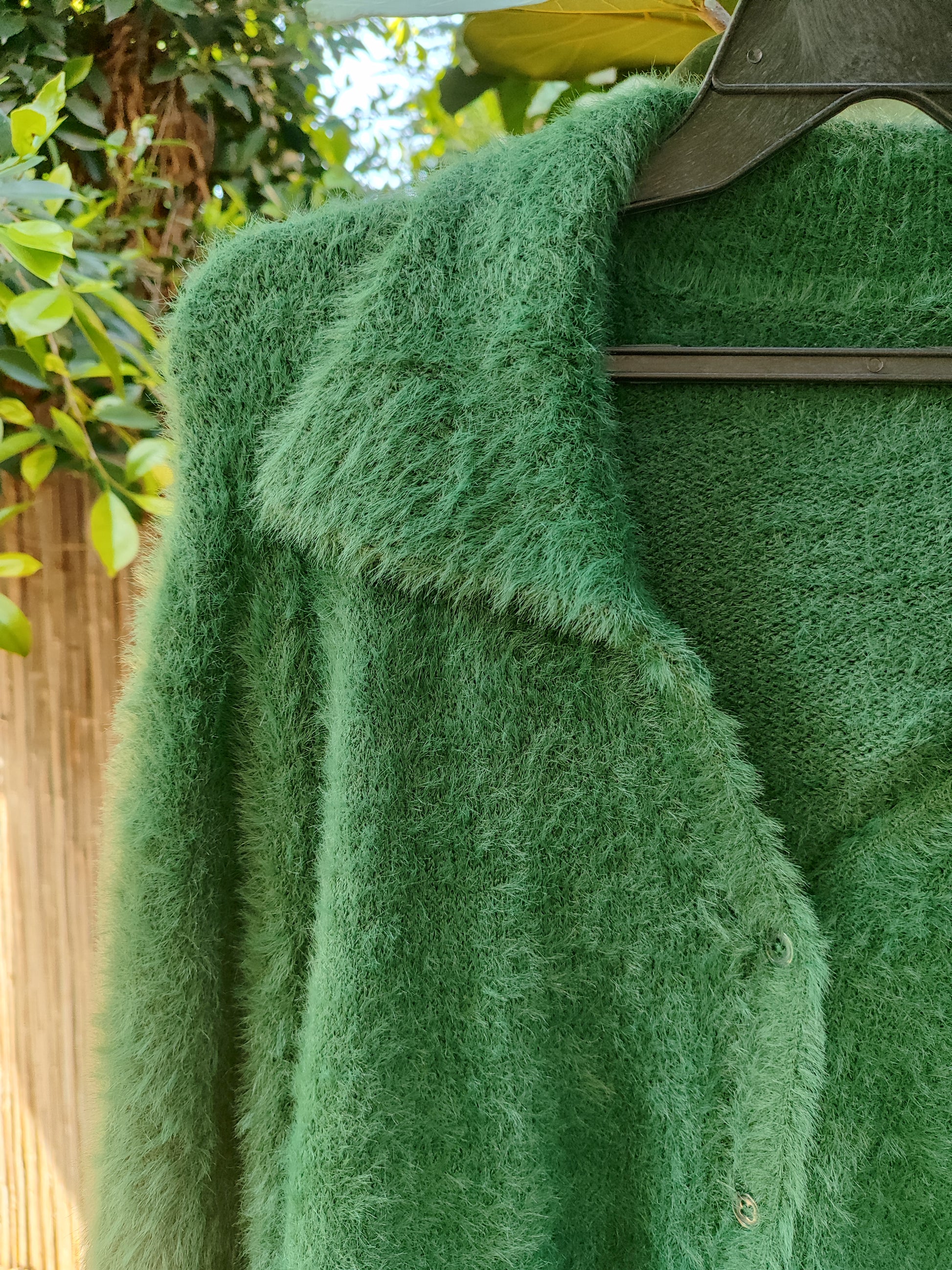 קרדיגן ירוק בקבוק מכופתר במראה פרוותי - Image 5