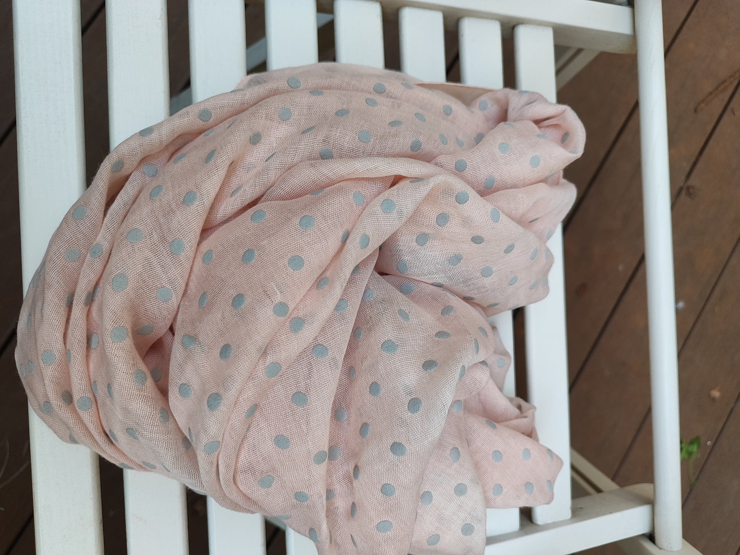 צעיף  ורוד בייבי עיגולים אפורים מפוזרים  - Image 5