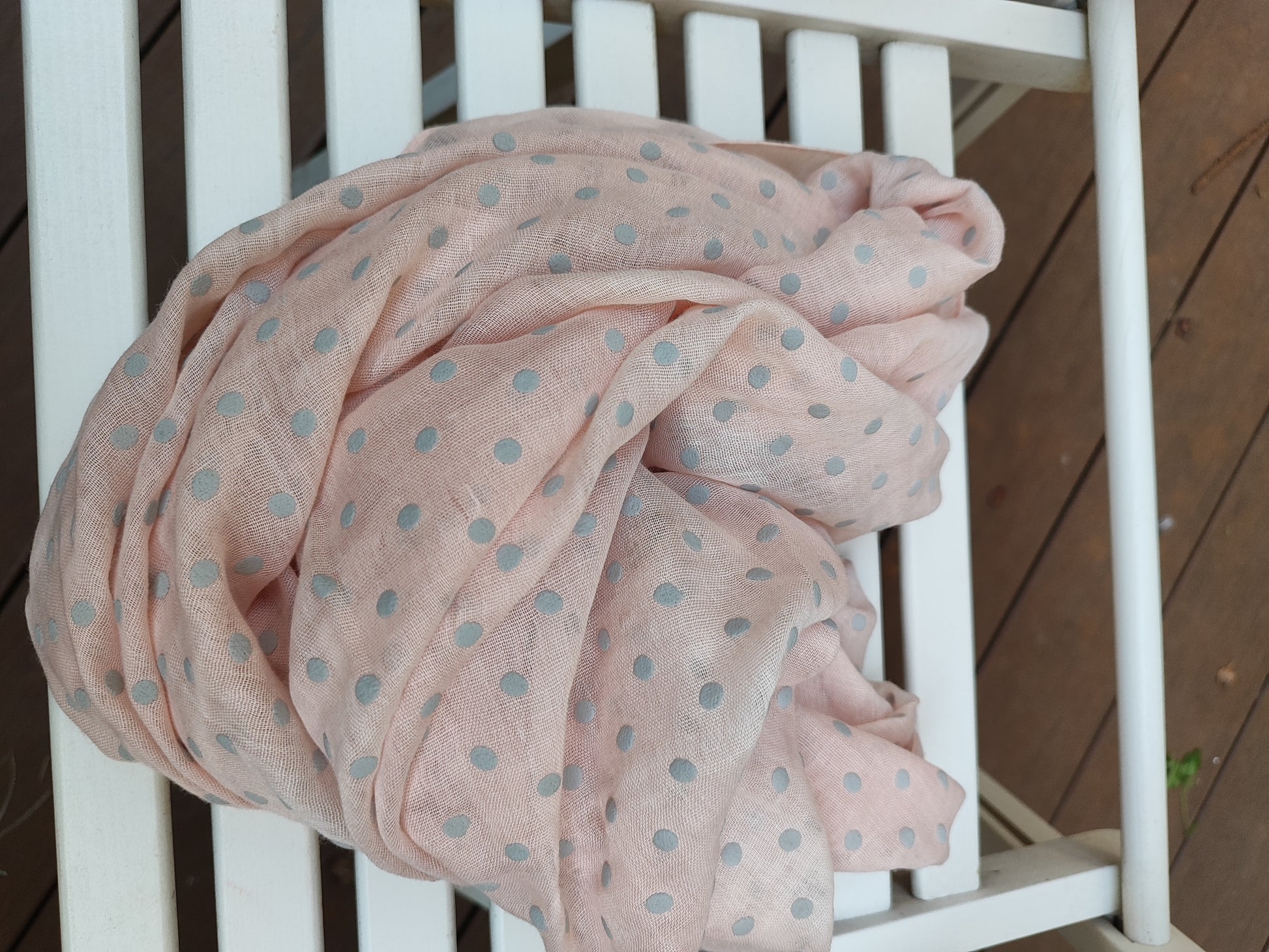 צעיף  ורוד בייבי עיגולים אפורים מפוזרים  - Image 5