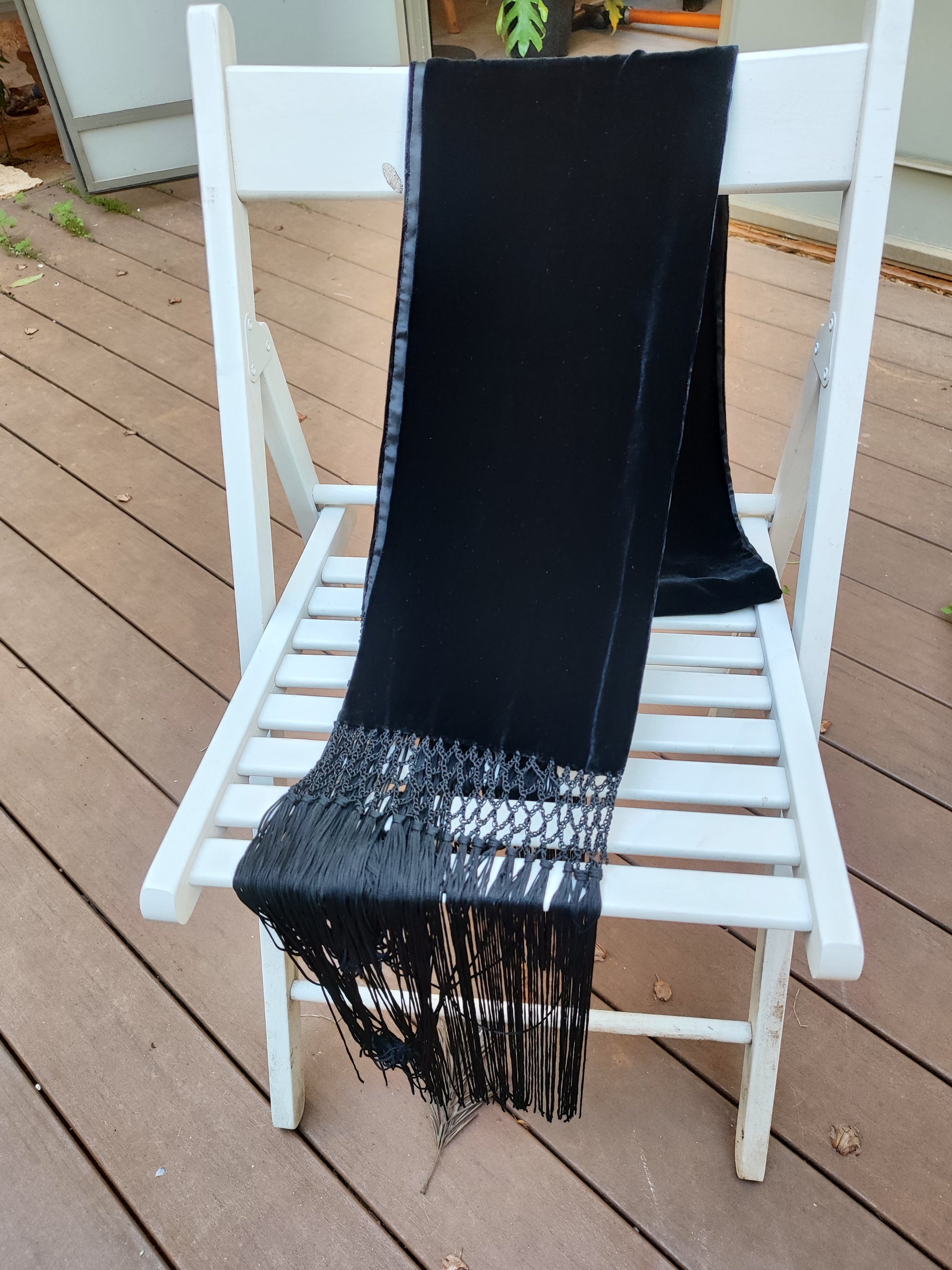 צעיף קטיפה שחור ונפילת ופרנזים  - Image 3