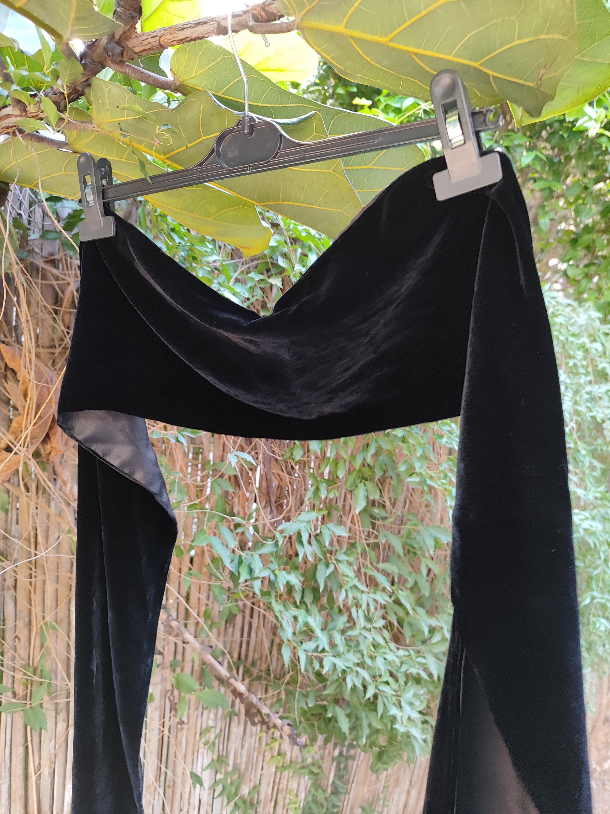 צעיף קטיפה שחור ונפילת ופרנזים  - Image 4