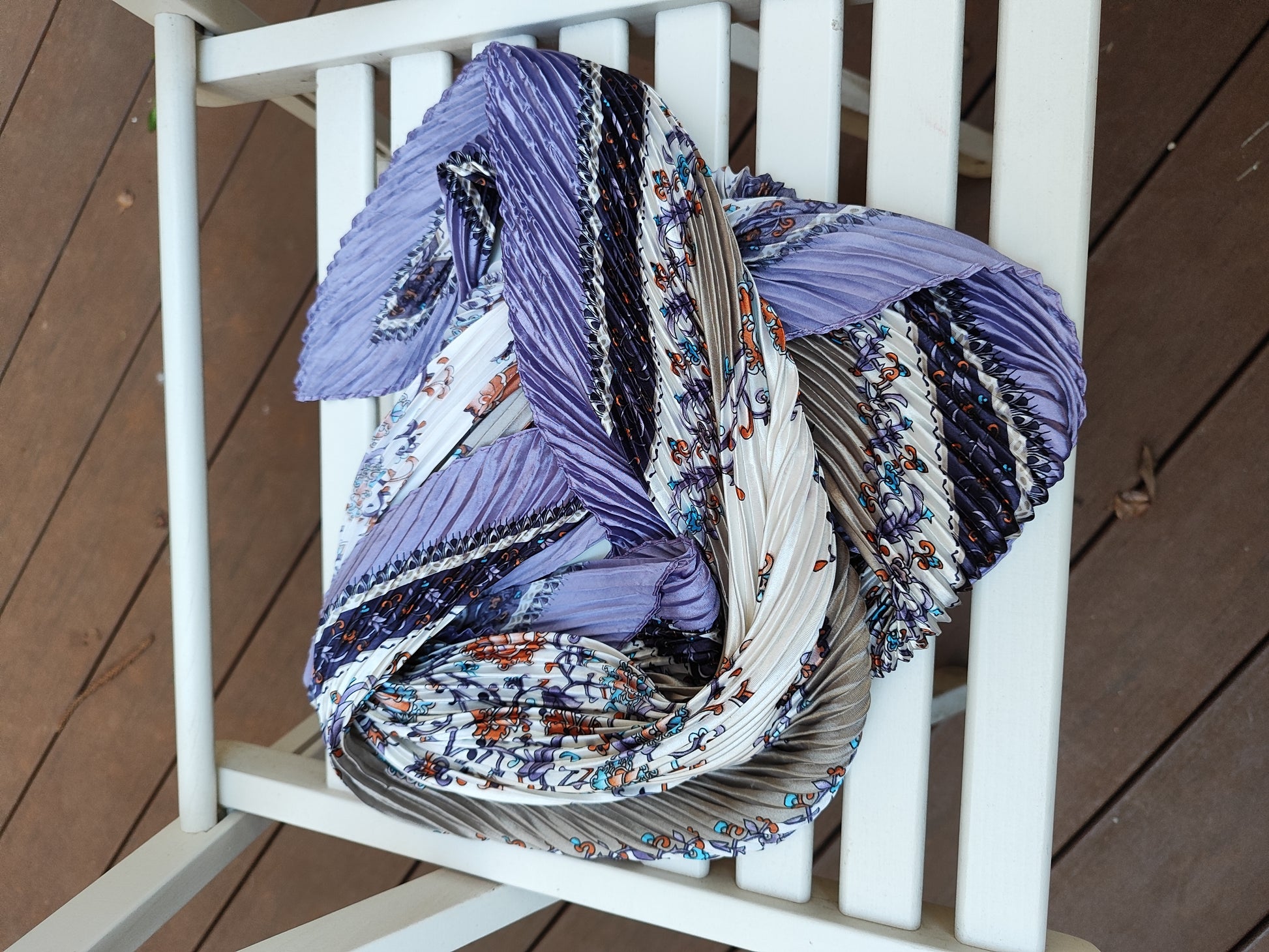 מטפחת פרחוני וינטג׳ במראה מקופלת במסגרת סגולה - Image 3