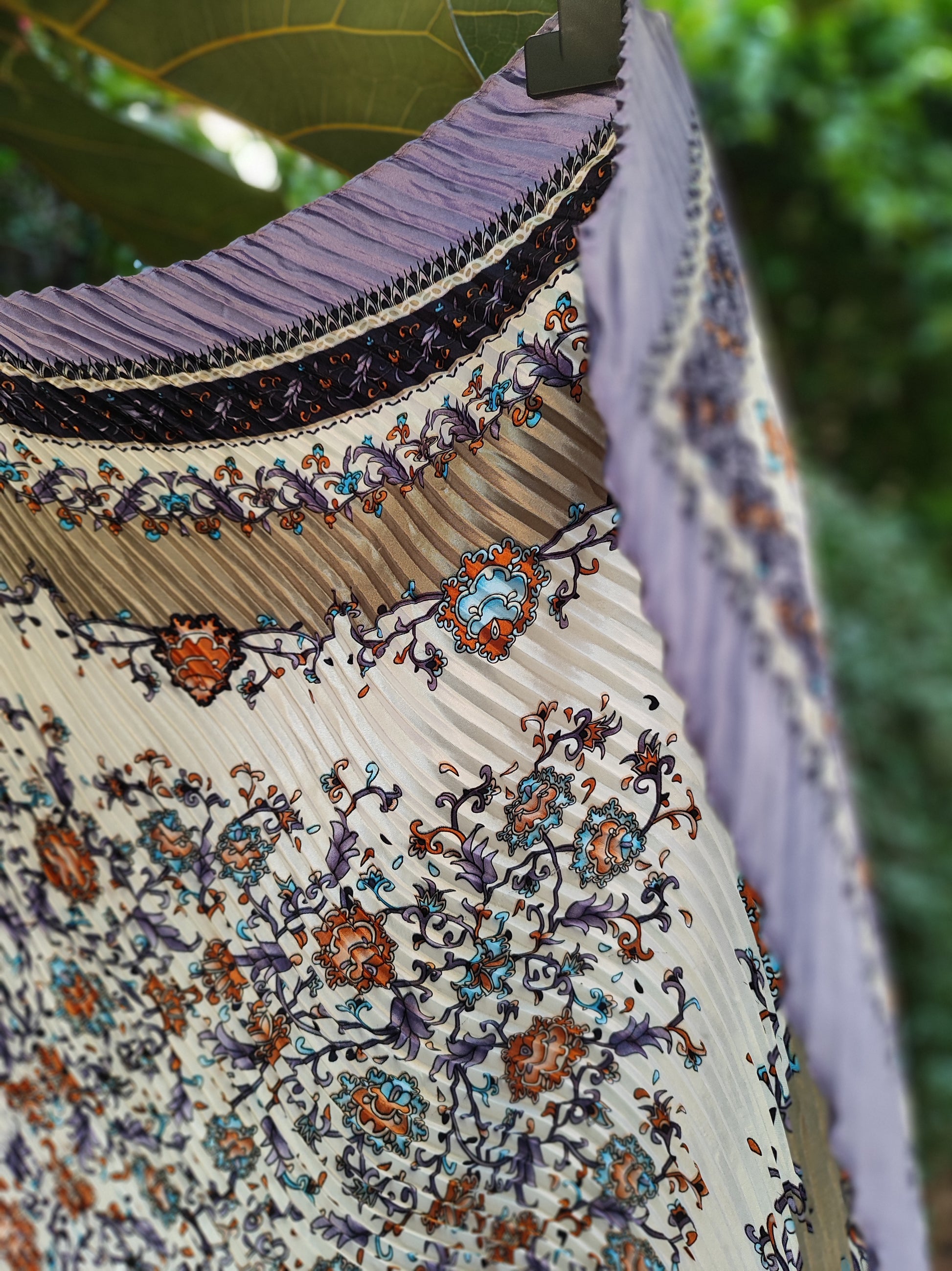 מטפחת פרחוני וינטג׳ במראה מקופלת במסגרת סגולה - Image 4