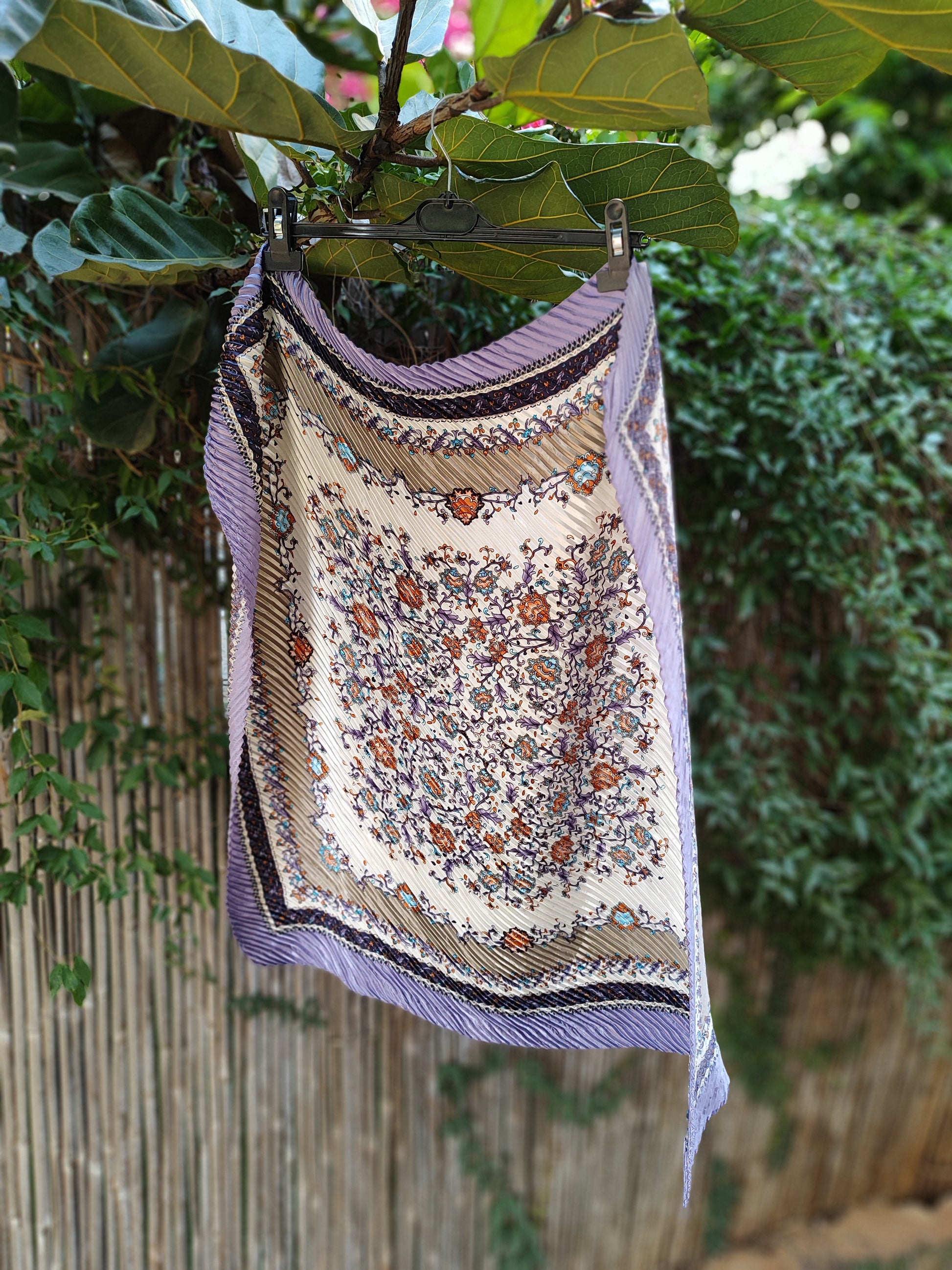 מטפחת פרחוני וינטג׳ במראה מקופלת במסגרת סגולה - Image 5