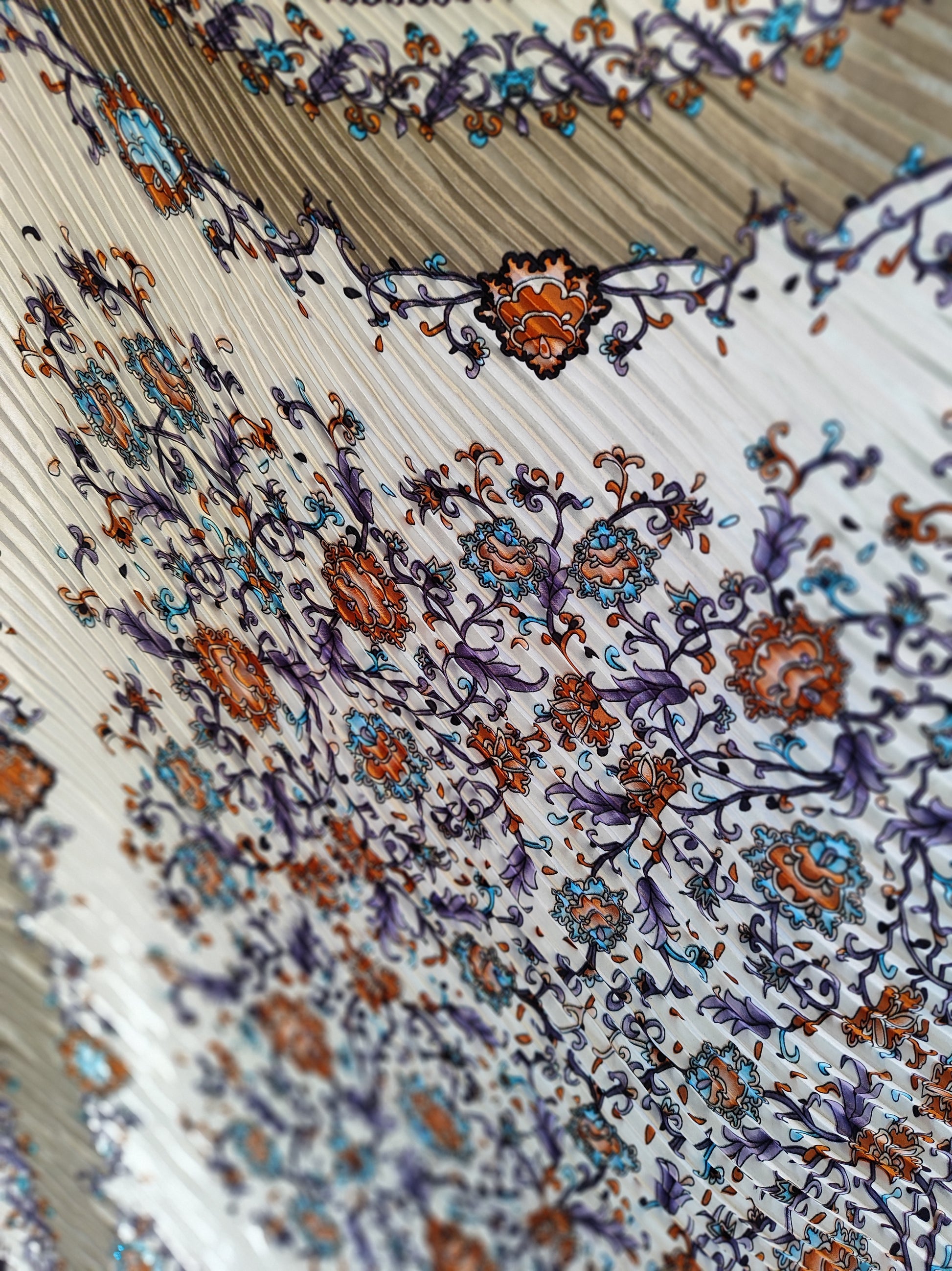 מטפחת פרחוני וינטג׳ במראה מקופלת במסגרת סגולה - Image 6