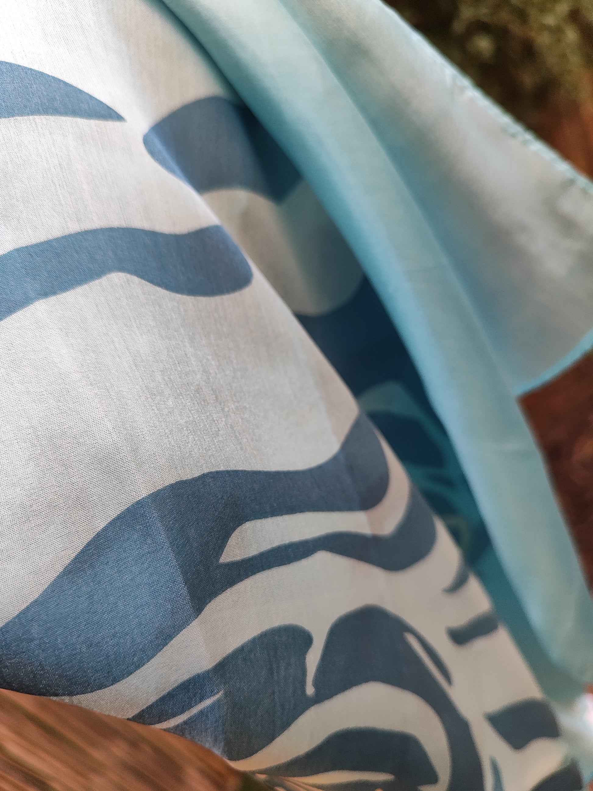 צעיף משי תכלת שושנים בכחול - Image 8