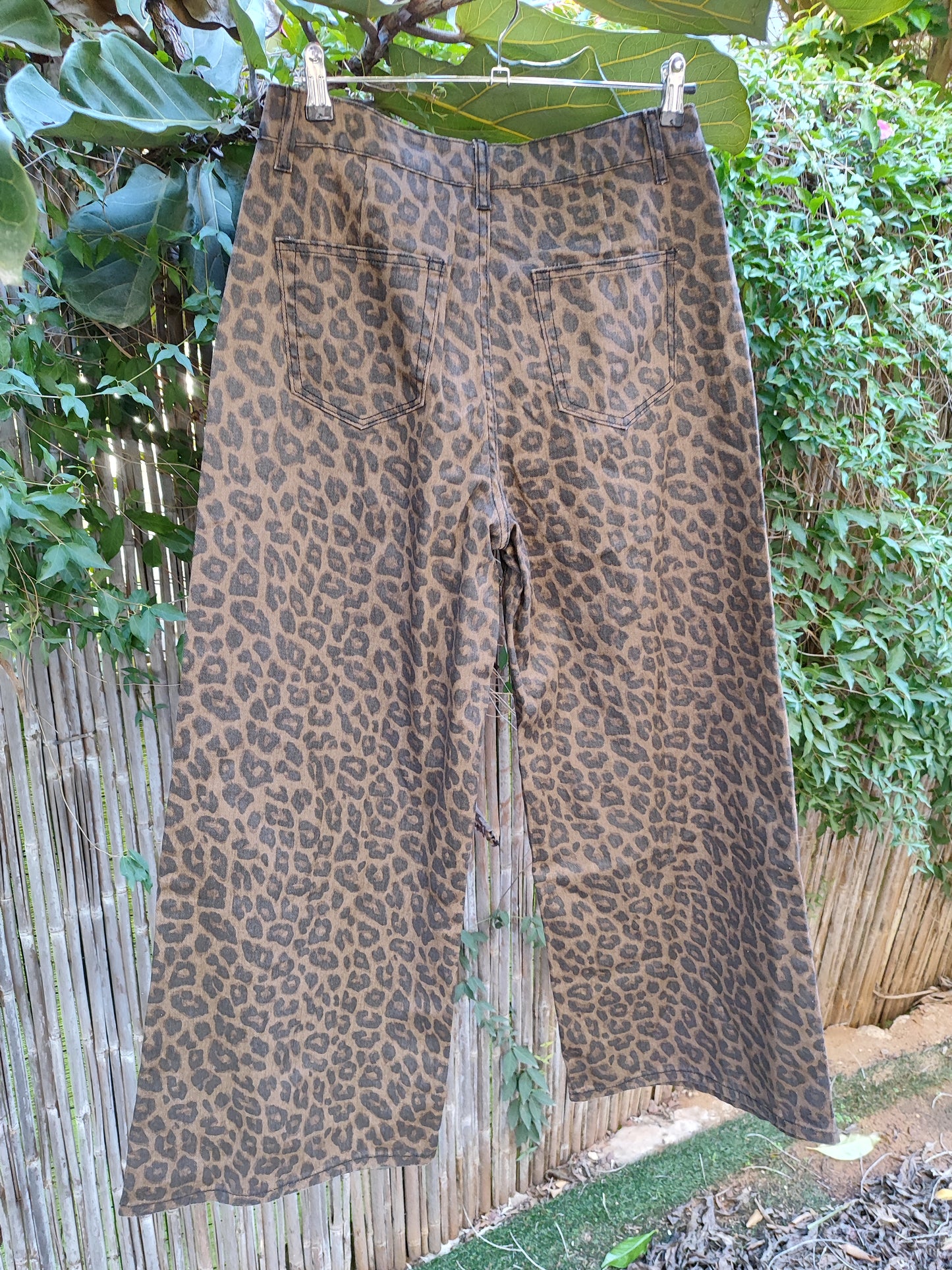 מכנסיים מנומרים בגזרה רחבה  - Image 4 by Dazy