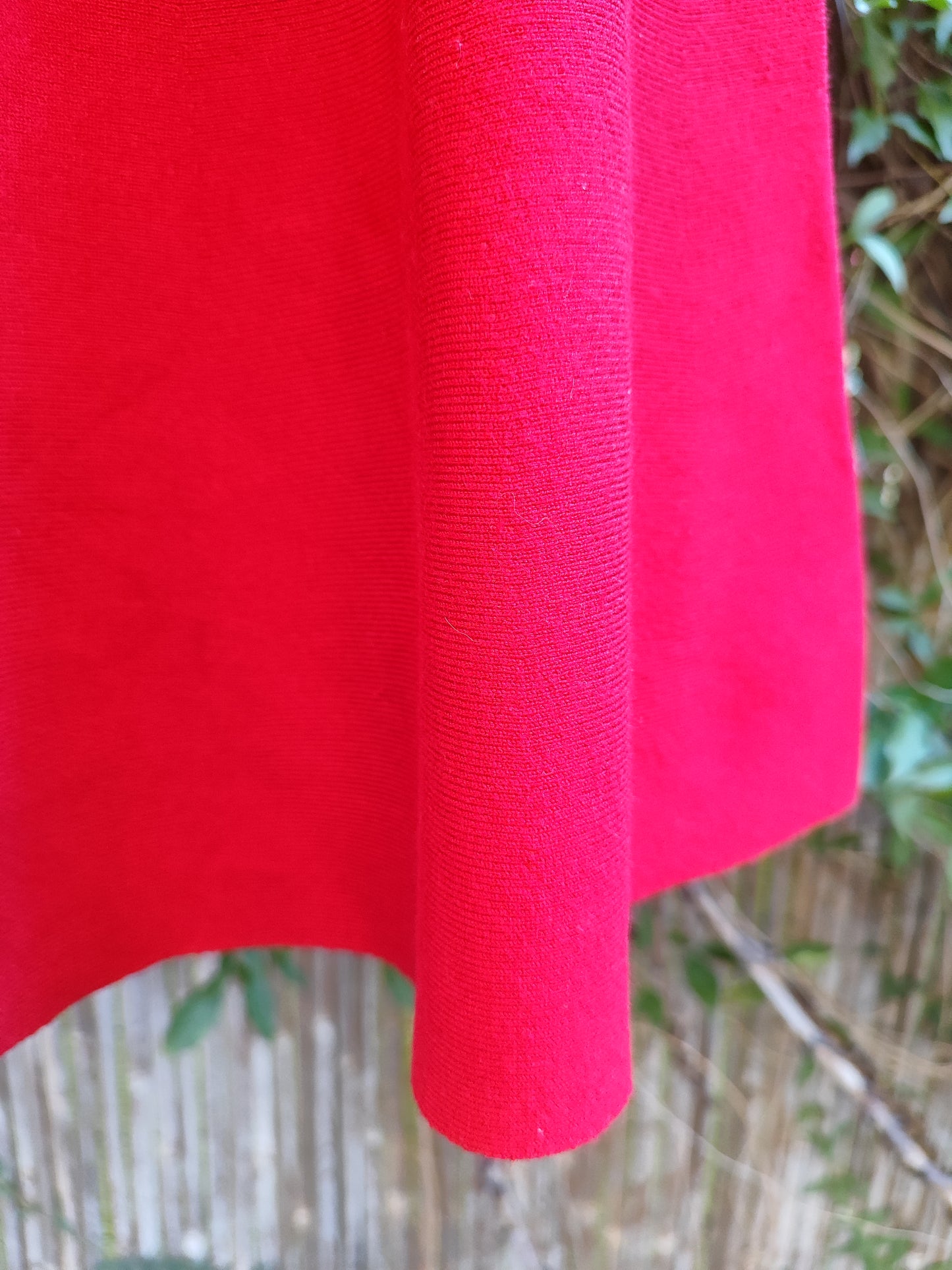 חצאית מיני סריג אדומה פעמונית - Image 3 by Lihi Wang