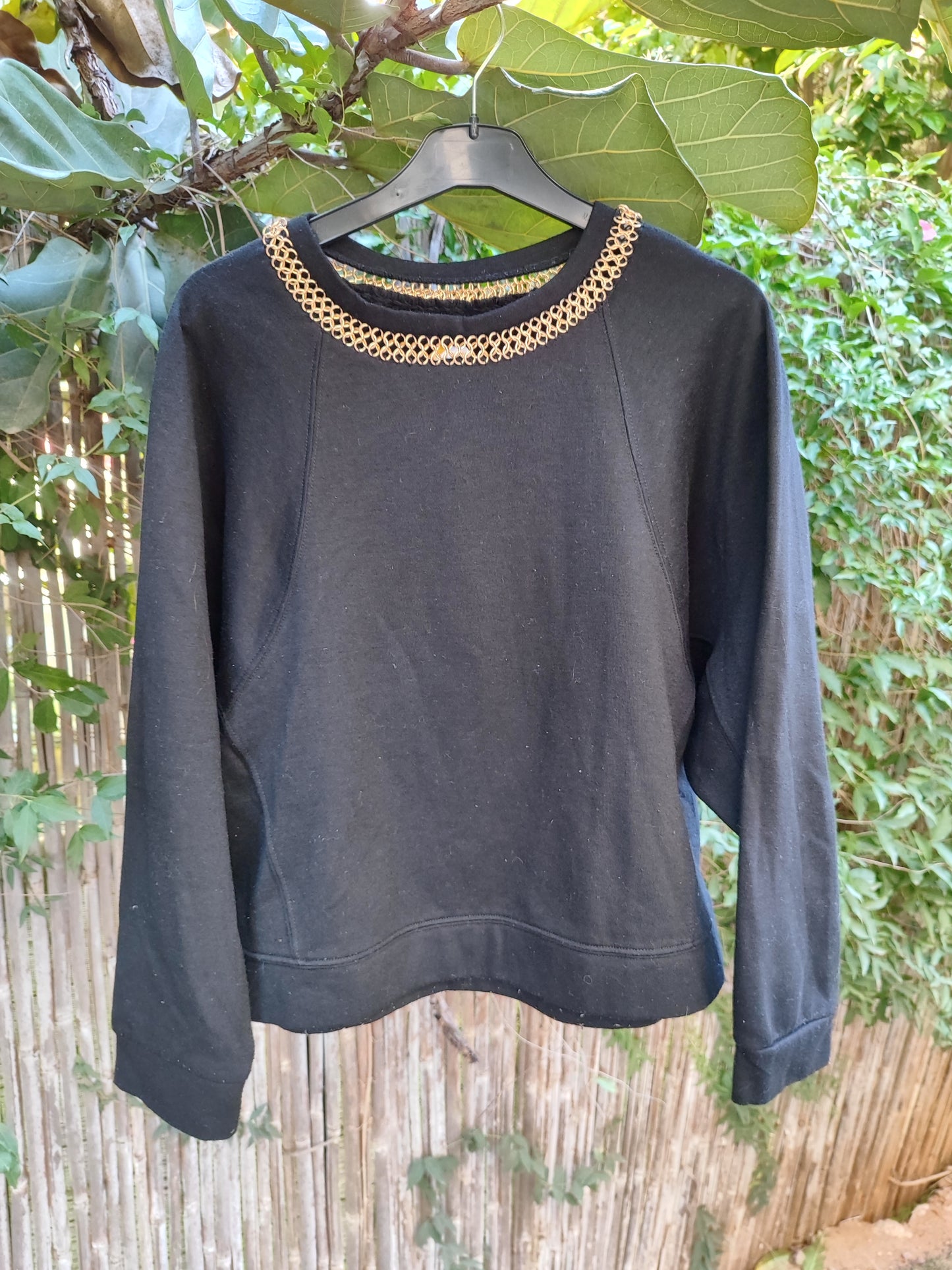  Zara חולצה שחורה בצאוורון שרשרת  - Image 3 by Zara