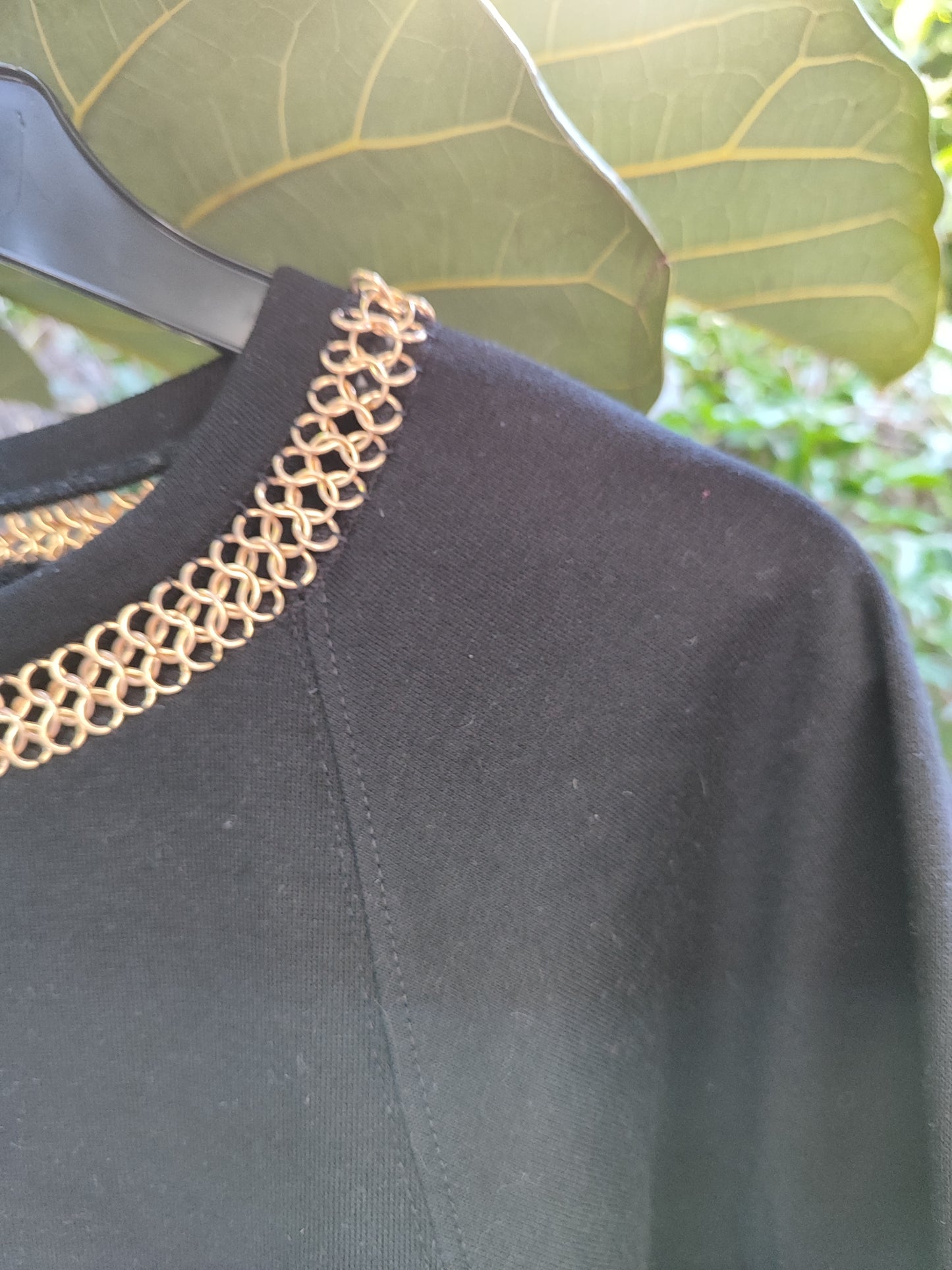  Zara חולצה שחורה בצאוורון שרשרת  - Image 4 by Zara