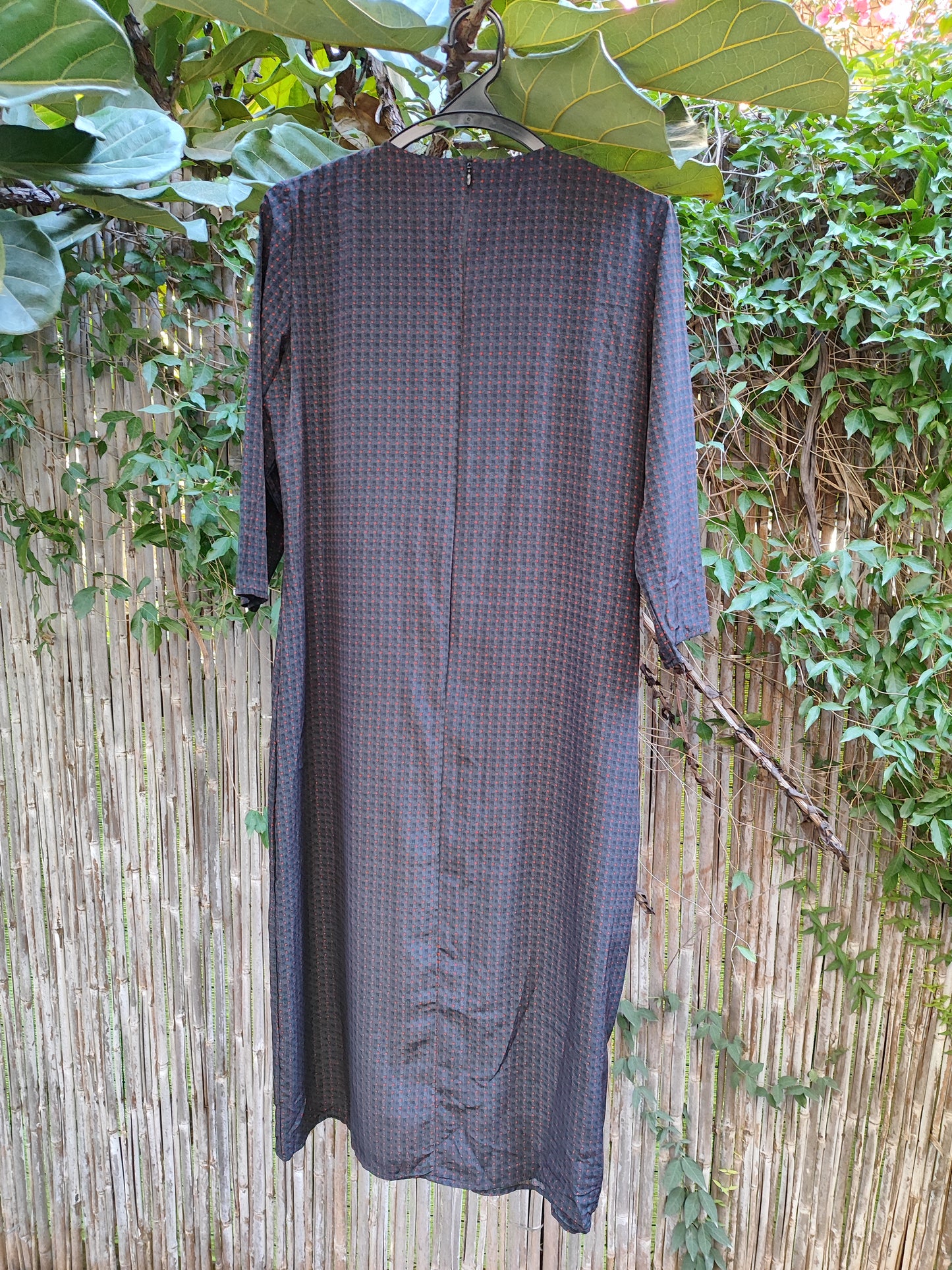 שמלה בעיצוב ייחודי בנקודות אדומות על רקע שחור - Image 3 by New