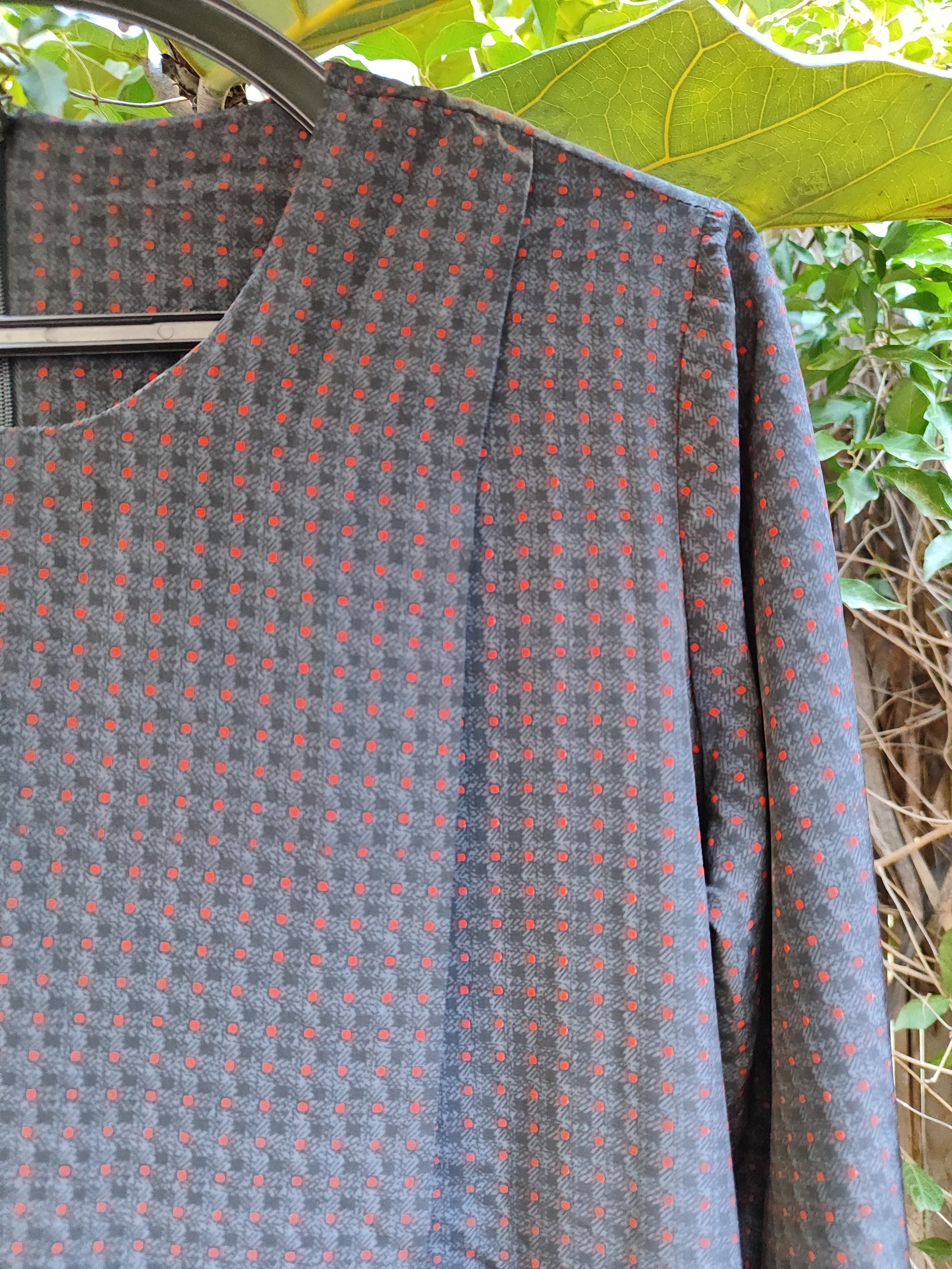 שמלה בעיצוב ייחודי בנקודות אדומות על רקע שחור - Image 5 by New