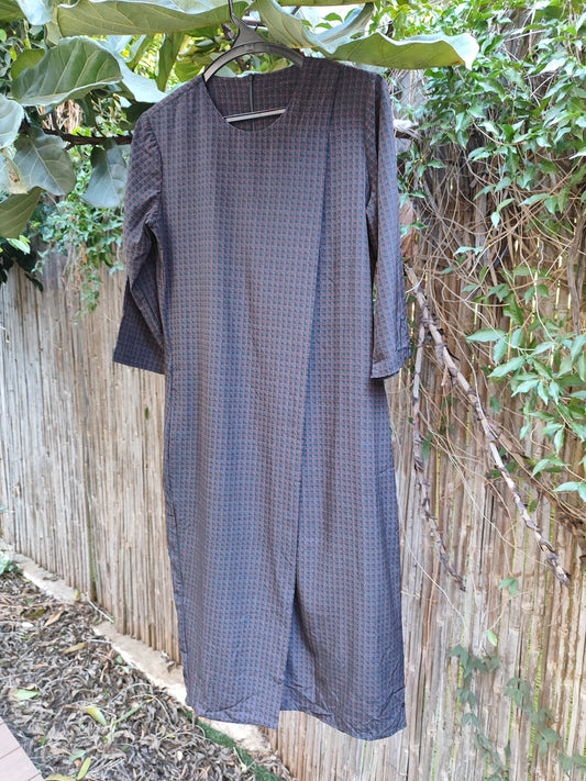 שמלה בעיצוב ייחודי בנקודות אדומות על רקע שחור - Image 6 by New