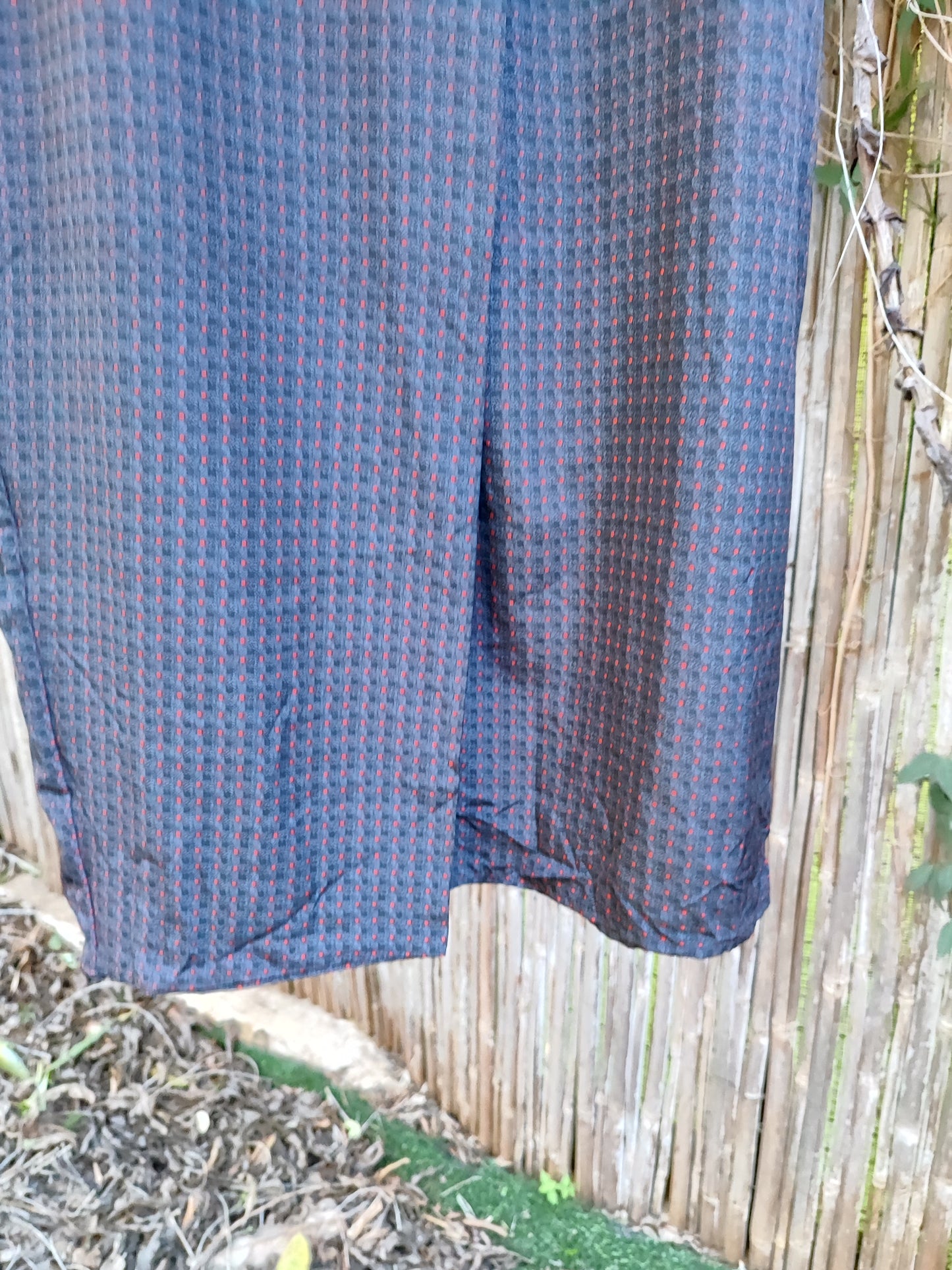 שמלה בעיצוב ייחודי בנקודות אדומות על רקע שחור - Image 4 by New