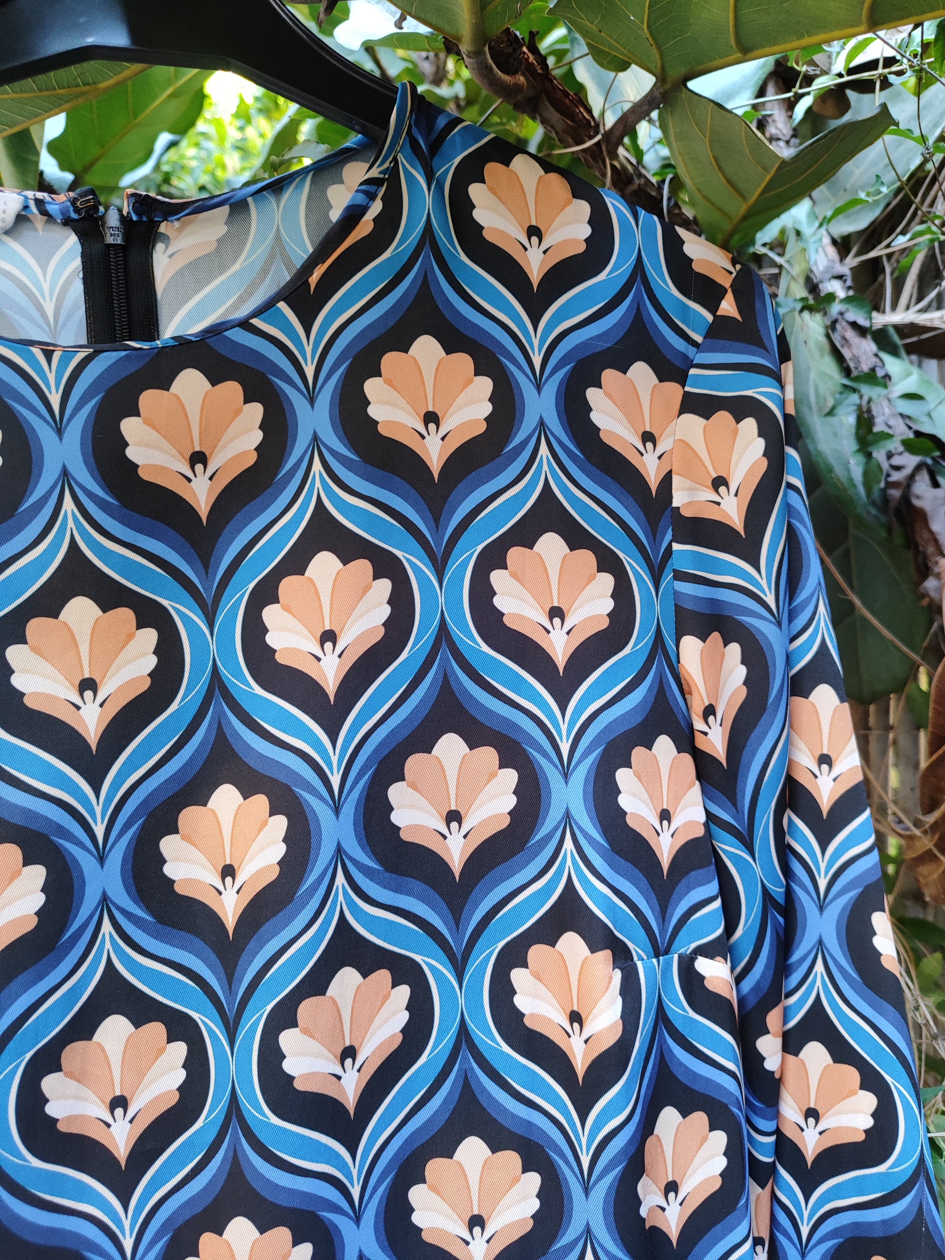 שמלת דקה הדפס רטרו פרחוני  - Image 2 by Mango