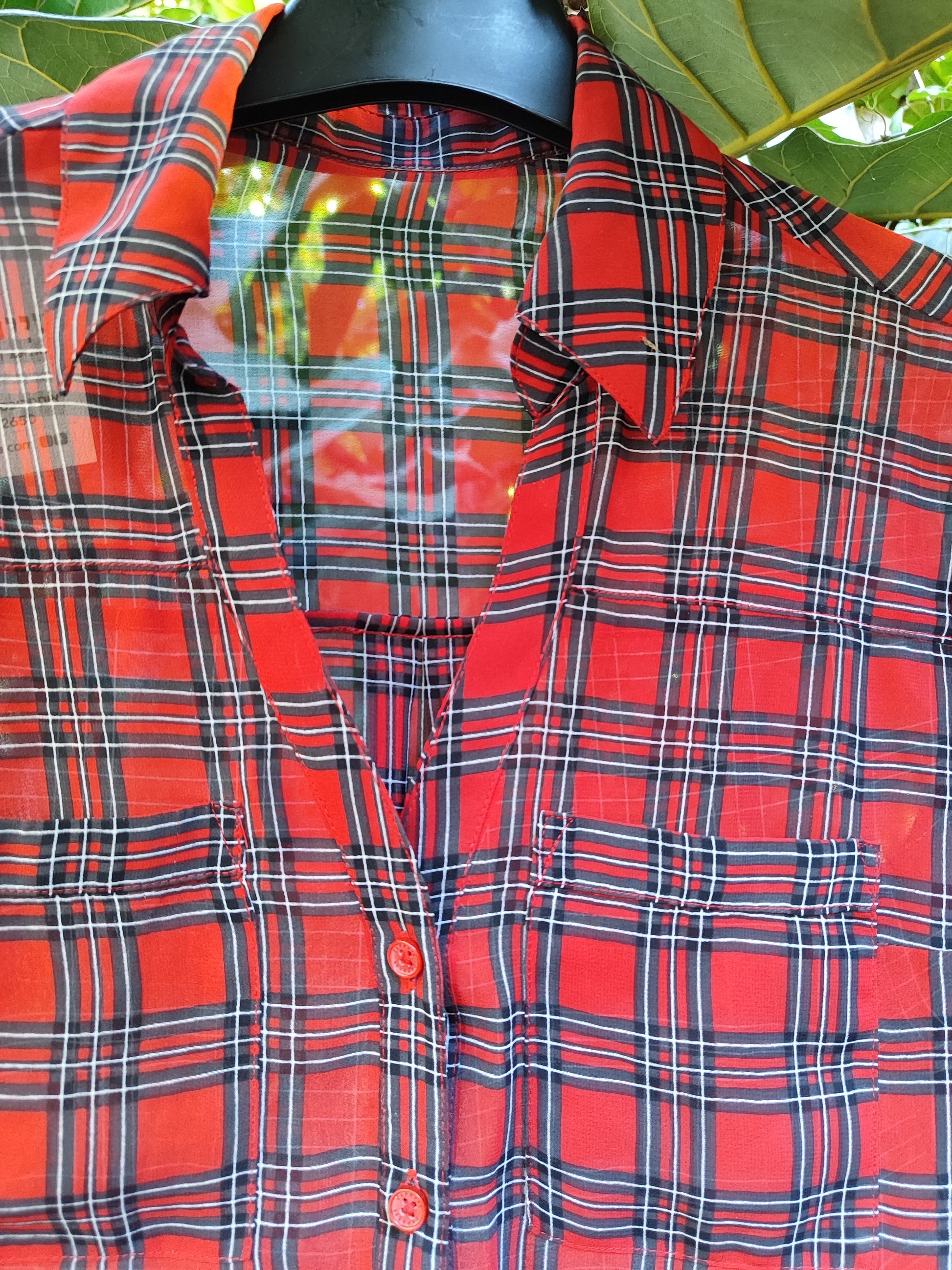 חולצת כפתורים דקה משובצת באדום שחור אפור  - Image 3