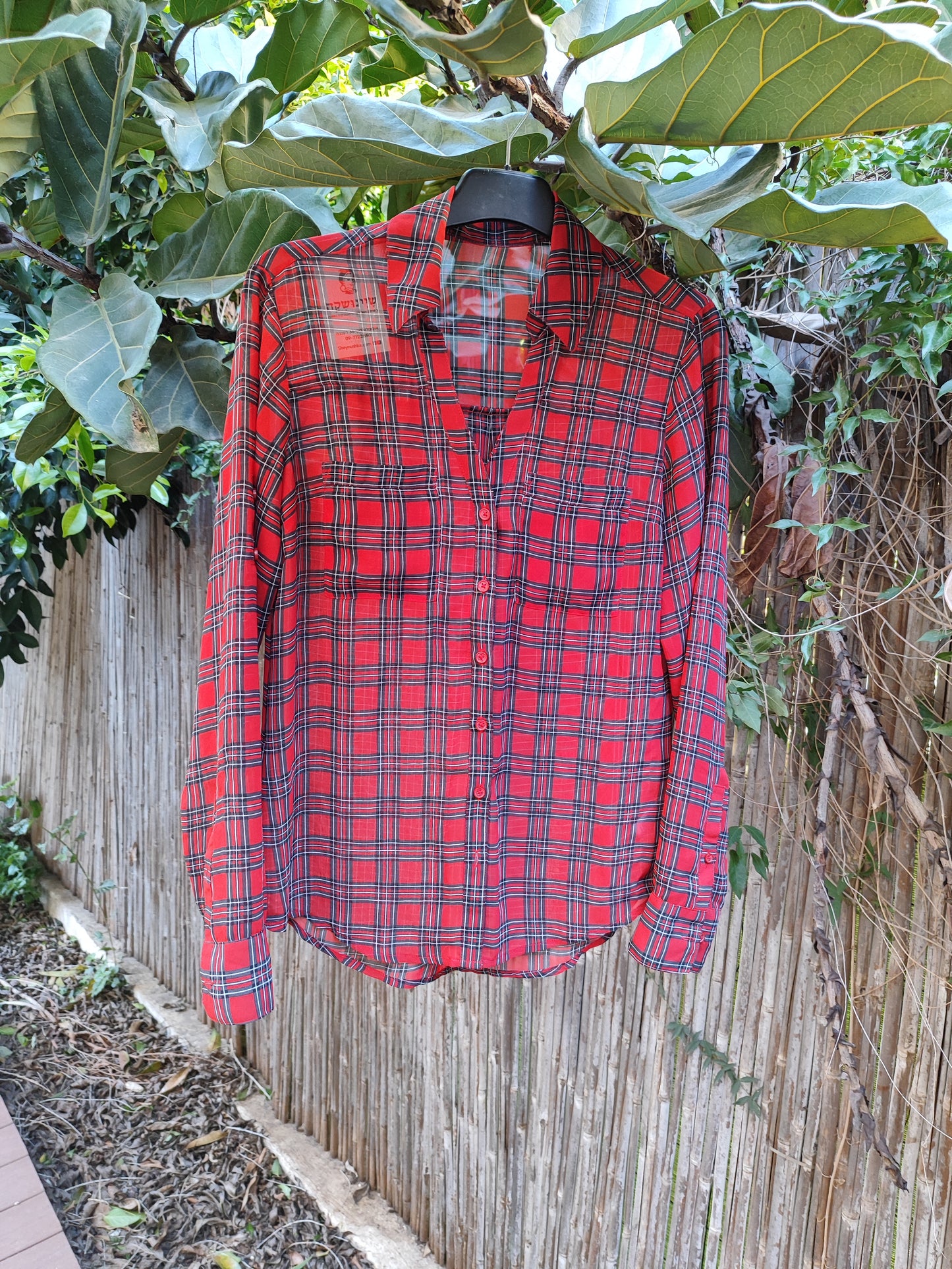 חולצת כפתורים דקה משובצת באדום שחור אפור  - Image 4