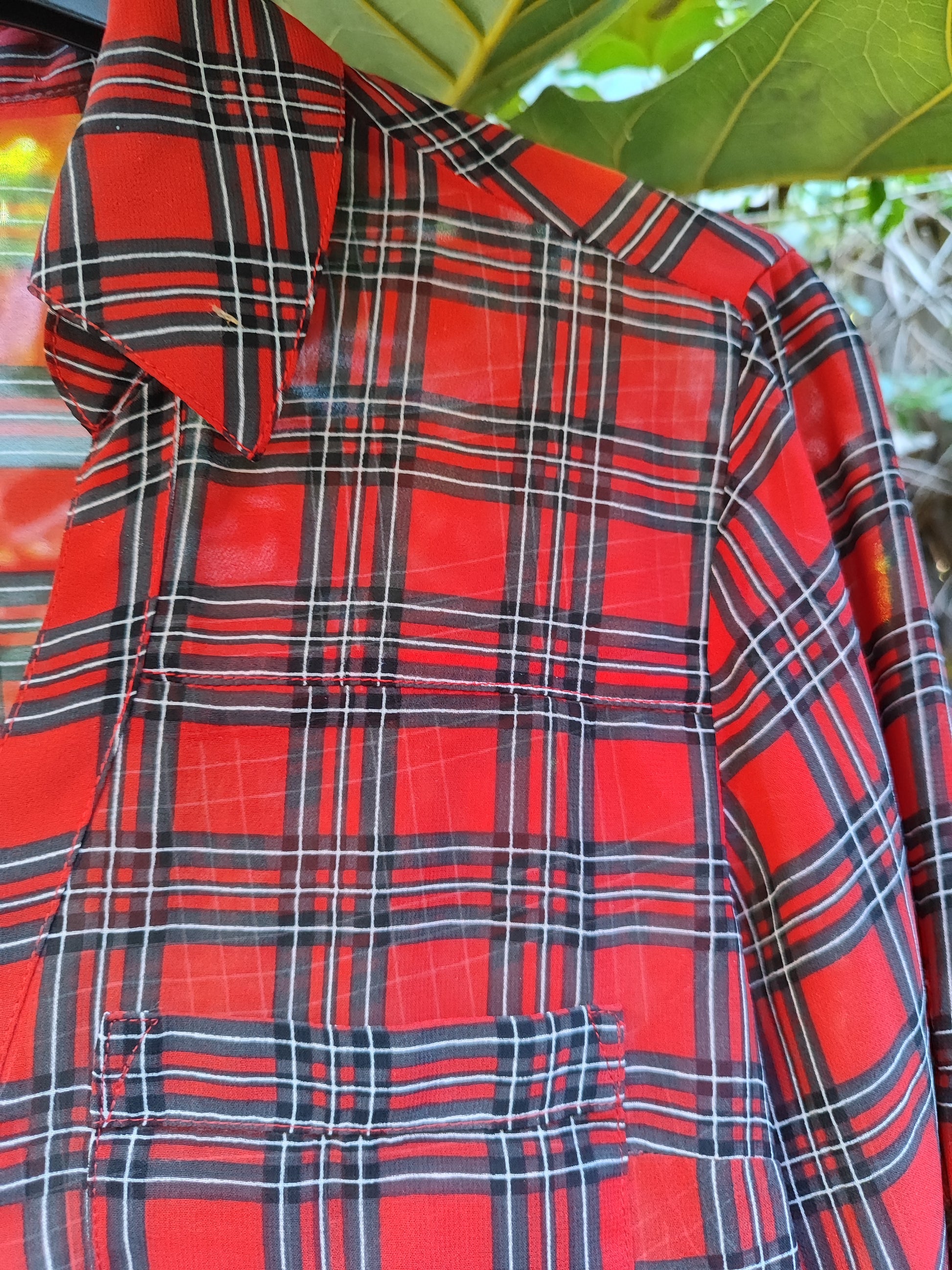 חולצת כפתורים דקה משובצת באדום שחור אפור  - Image 5