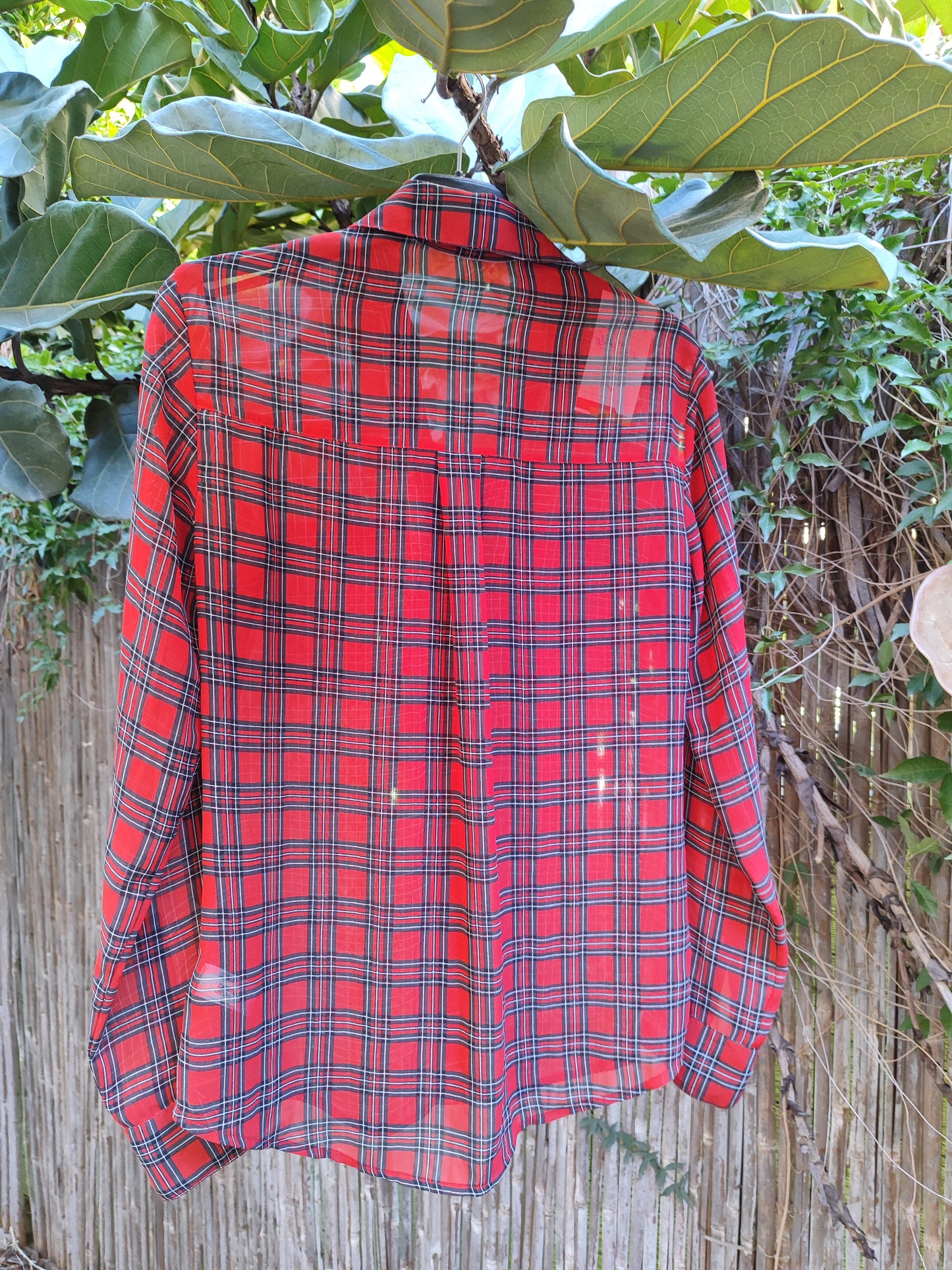 חולצת כפתורים דקה משובצת באדום שחור אפור  - Image 6