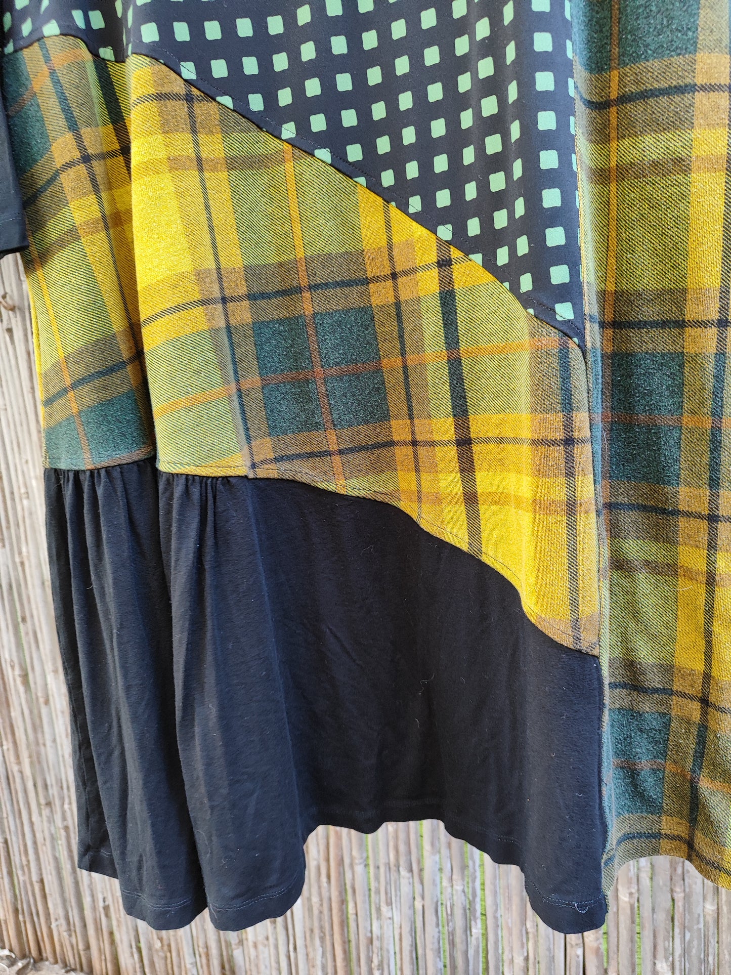  אלמביקה. שמלה ייחודית באלמנטים של צורות שחור וירוקים by Alembika - Size M-L