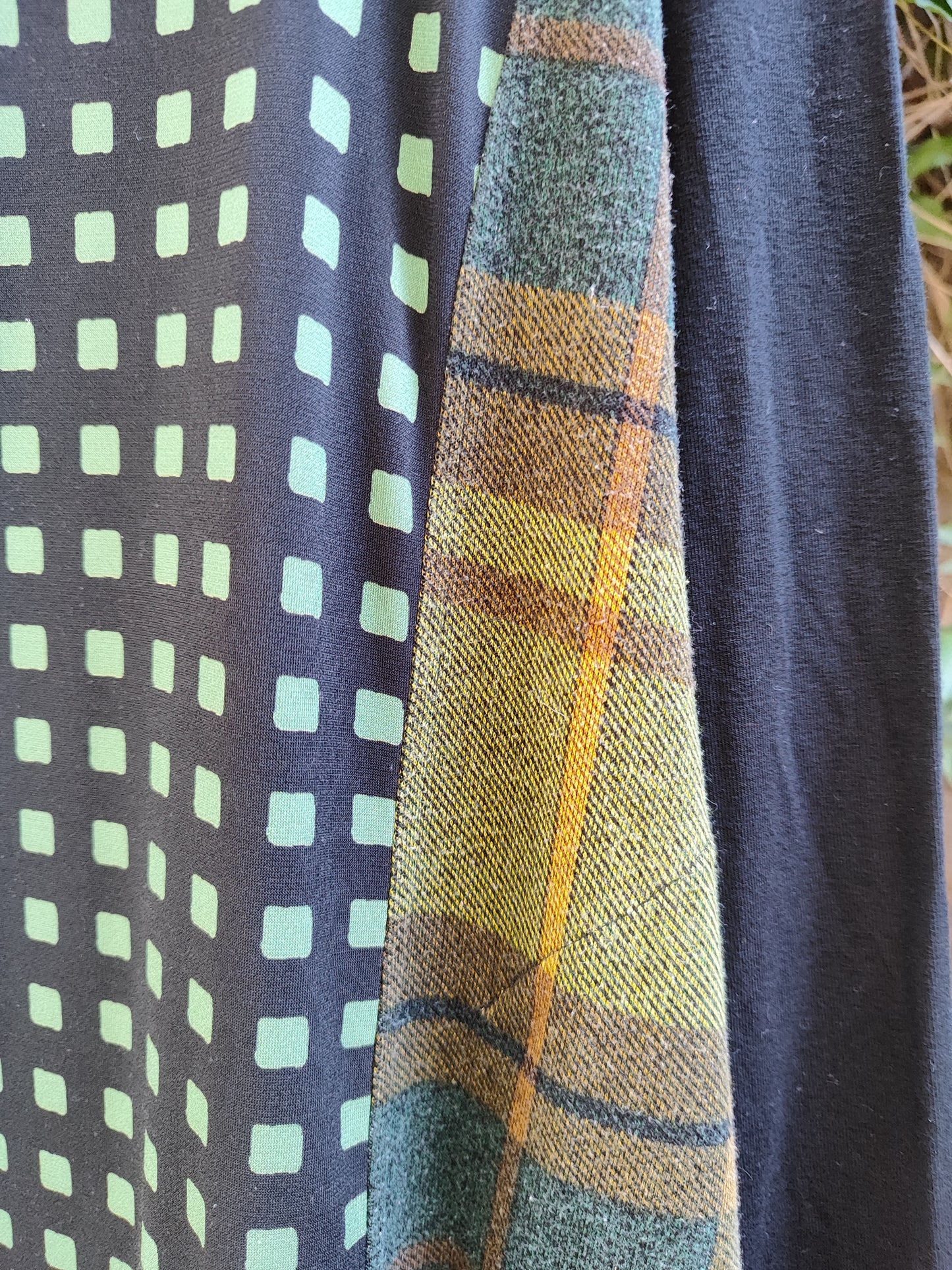  אלמביקה. שמלה ייחודית באלמנטים של צורות שחור וירוקים - Image 2 by Alembika