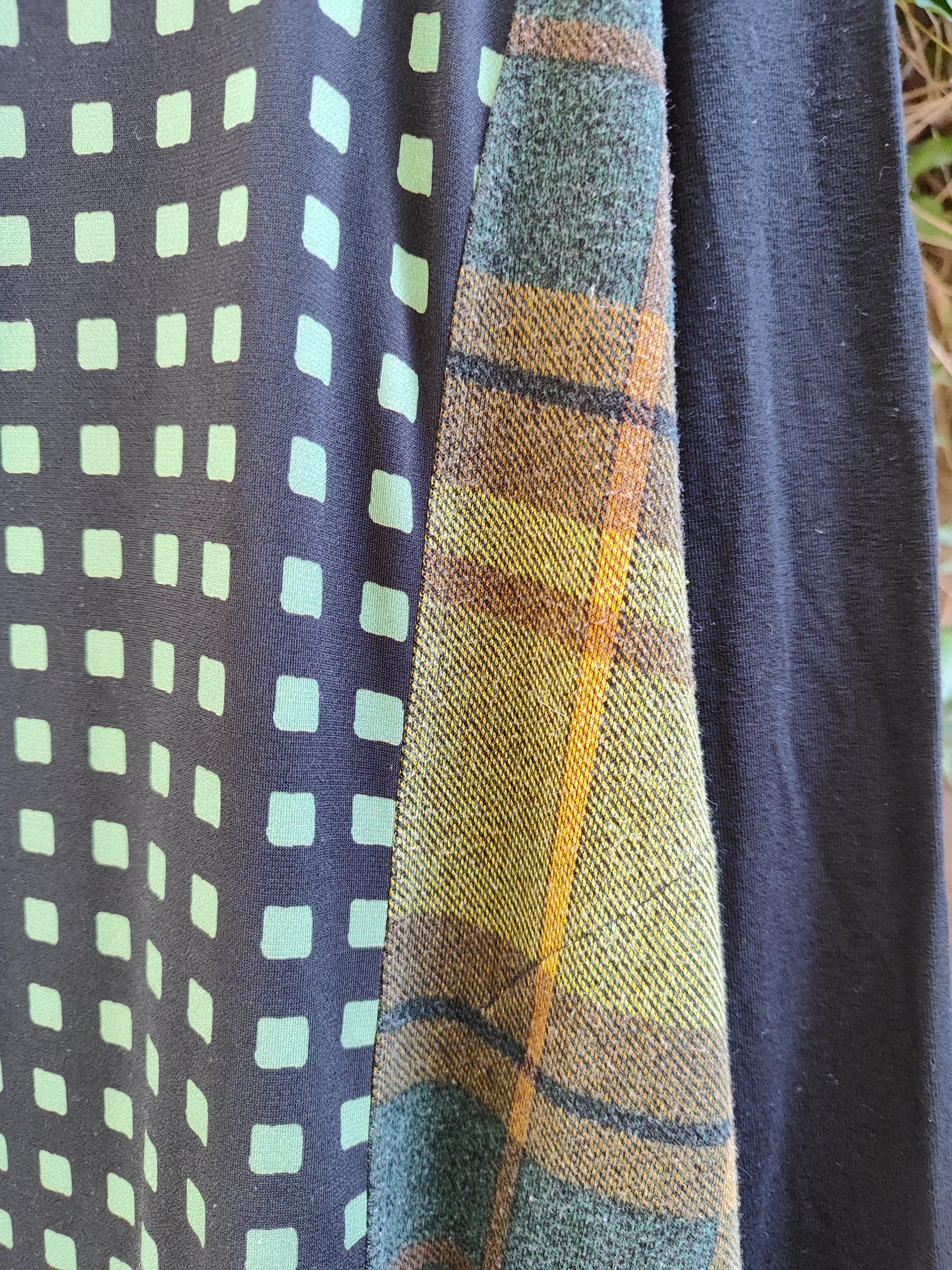  אלמביקה. שמלה ייחודית באלמנטים של צורות שחור וירוקים - Image 2 by Alembika