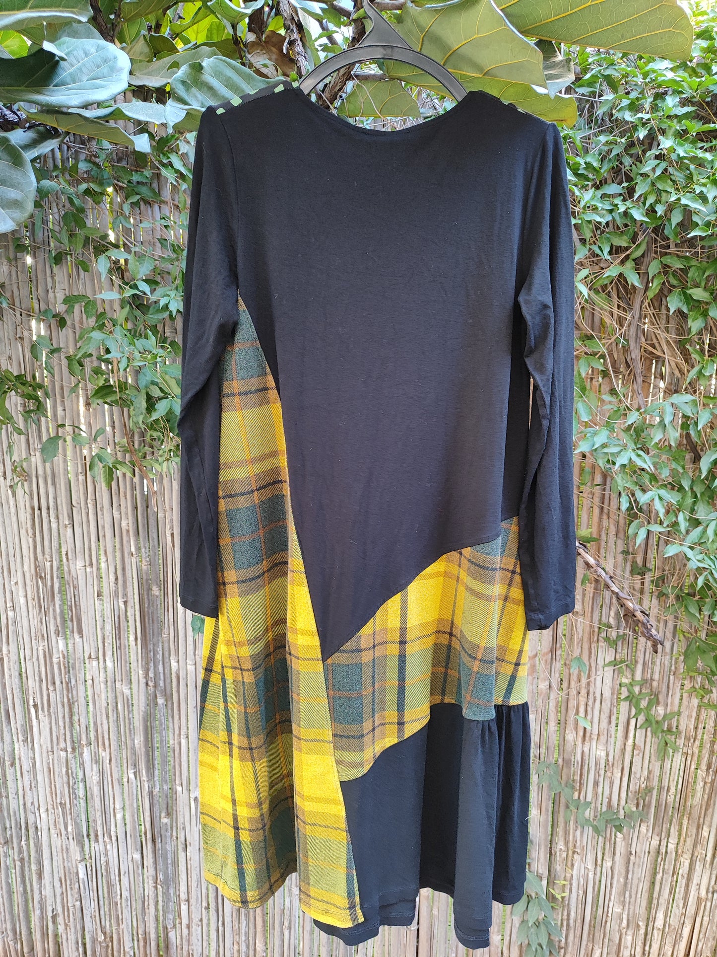  אלמביקה. שמלה ייחודית באלמנטים של צורות שחור וירוקים - Image 3 by Alembika