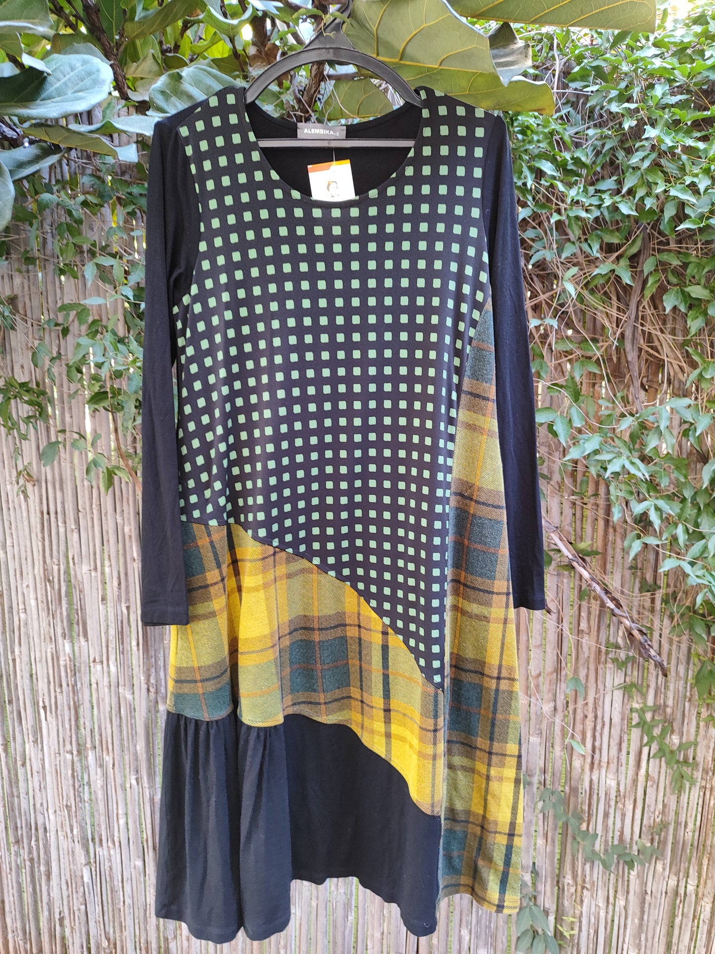  אלמביקה. שמלה ייחודית באלמנטים של צורות שחור וירוקים - Image 4 by Alembika