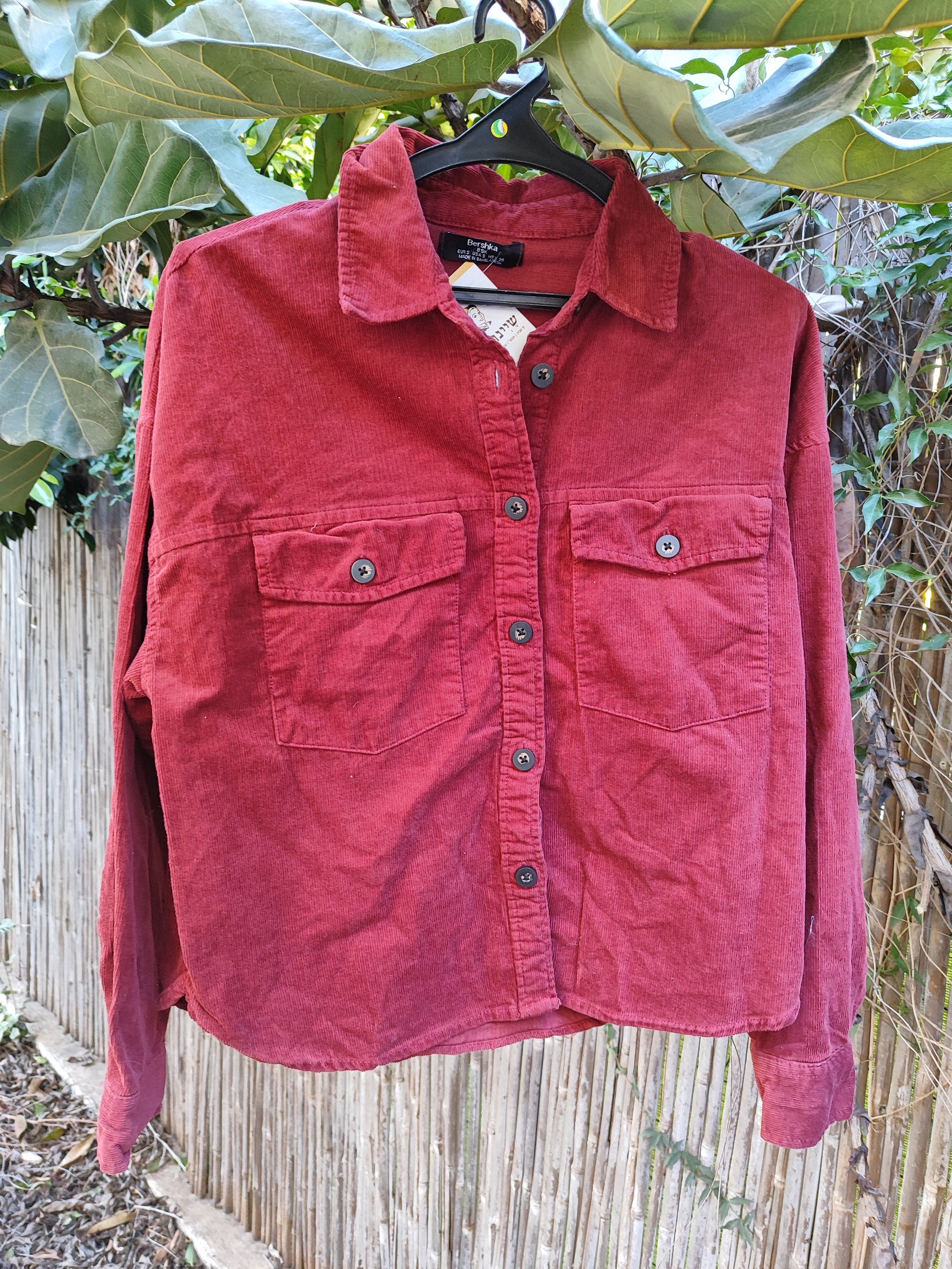 חולצת קורדרוי מכופתרת צבע יין  - Image 2 by Bershka