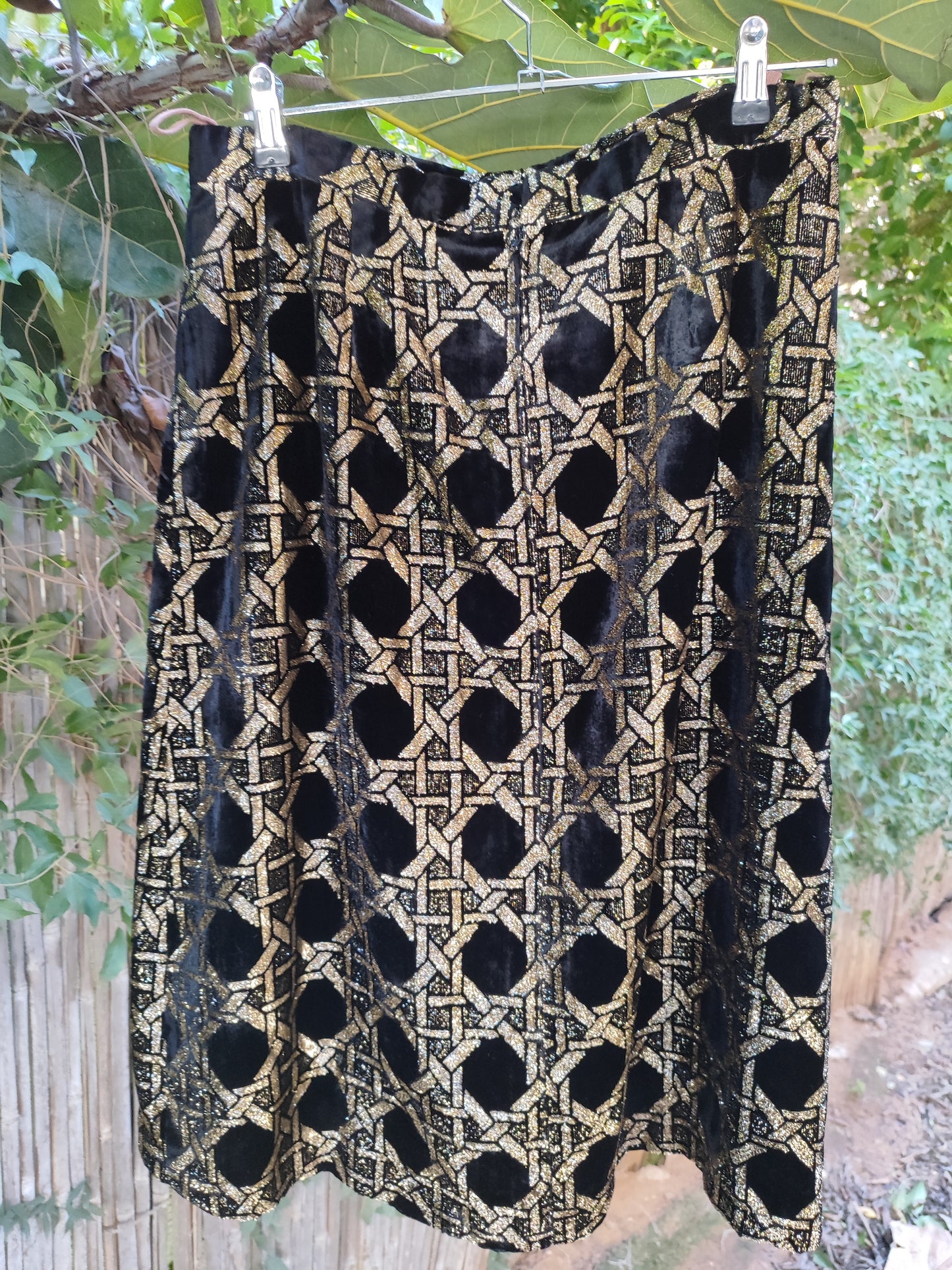 חצאית קטיפה שחורה מנצנצת במגן דוד  - Image 3