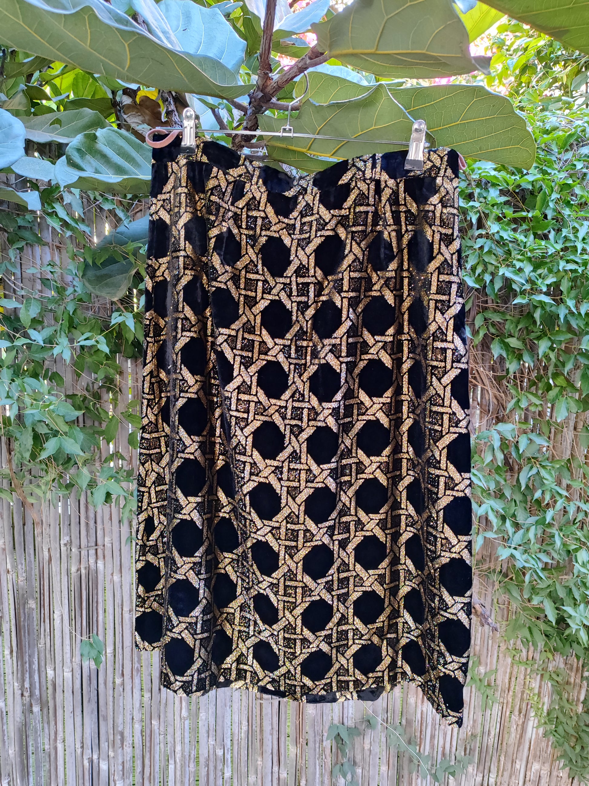 חצאית קטיפה שחורה מנצנצת במגן דוד  - Image 4