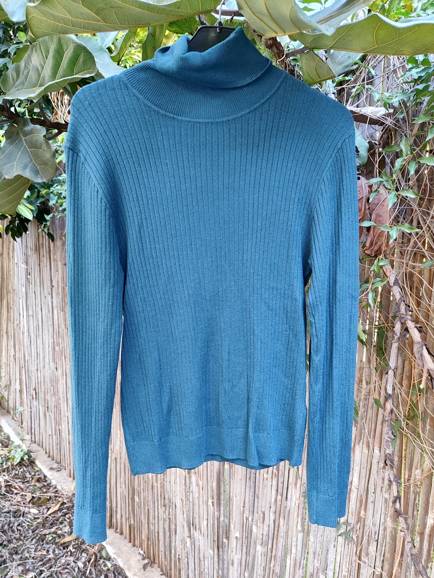 סוודר גולף פסים נעים בצבע טורקיז כהה - Image 5