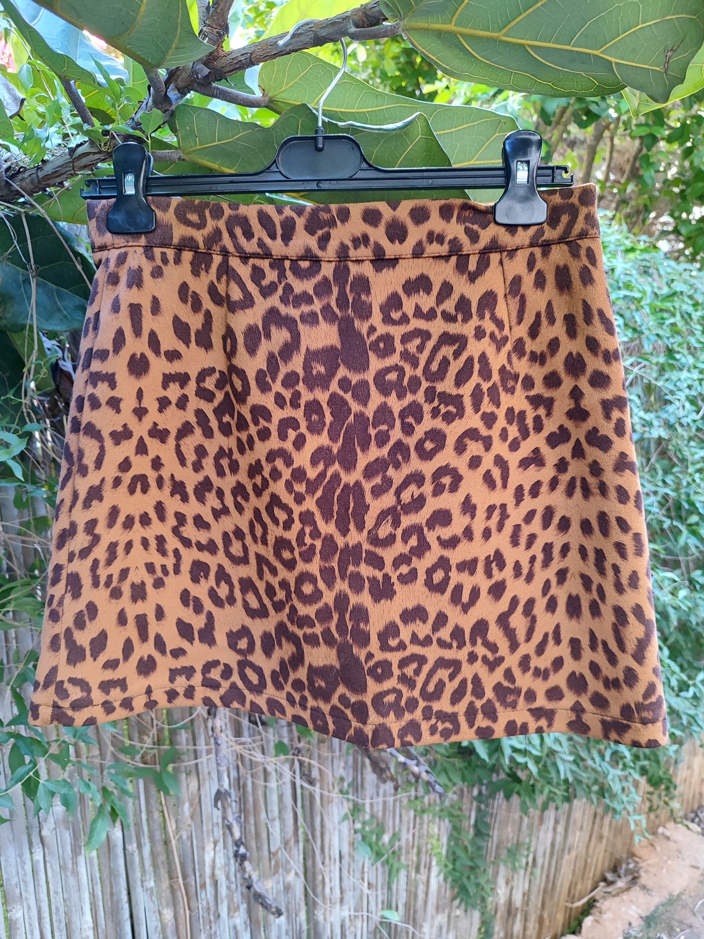 חצאית מיני מנומרת ברוכסן אחורי  - Image 2 by Ink