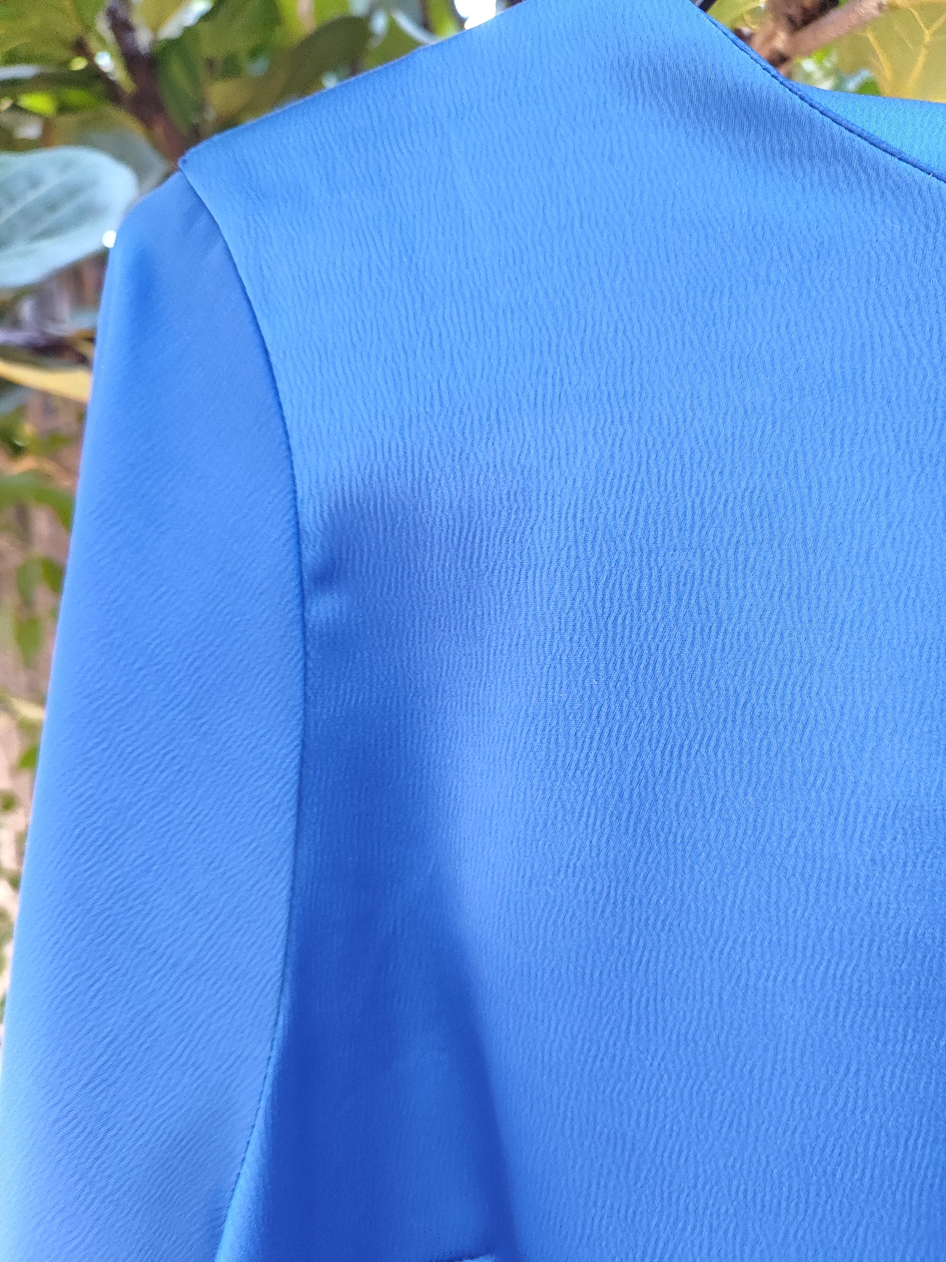  Nama Bezalel חולצה כחולה גימור מבריק וכיווצי שרוולים - Image 4 by Nama Bezalel