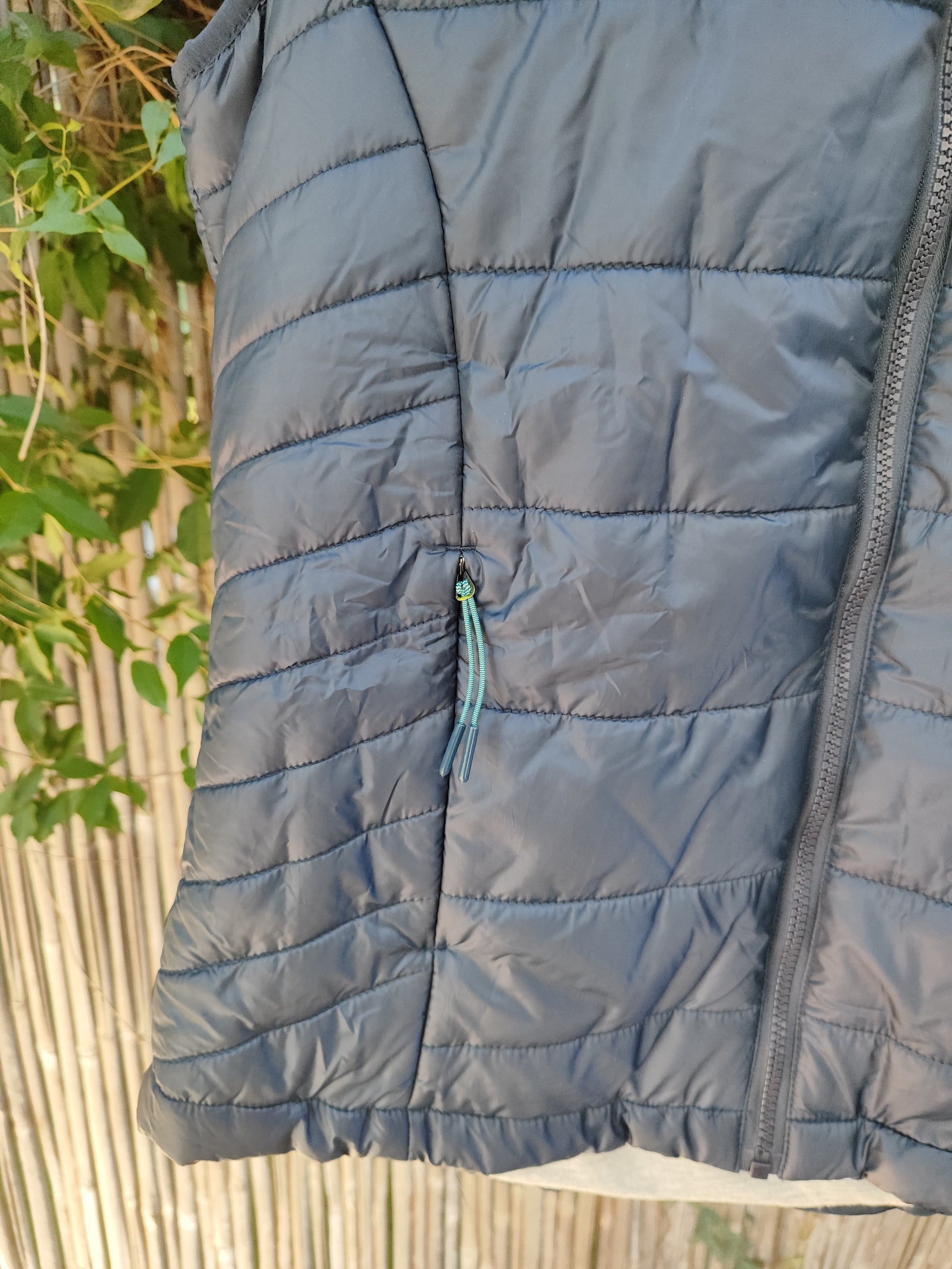 וסט פוך שחור/כחול מחמם ונעים - Image 3