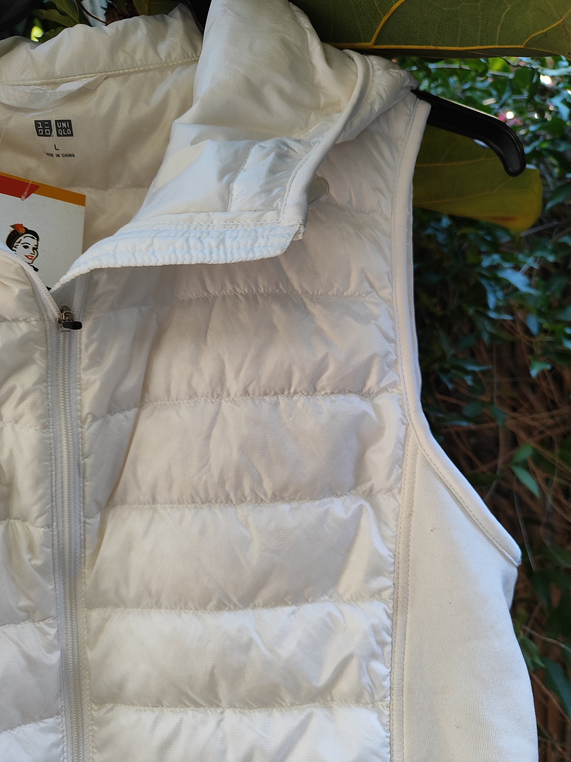 Uniqlo ווסט לבן רך ונעים  - Image 4 by Uniqlo