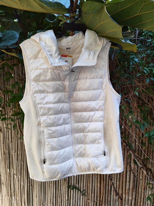 Uniqlo ווסט לבן רך ונעים  - Image 5 by Uniqlo