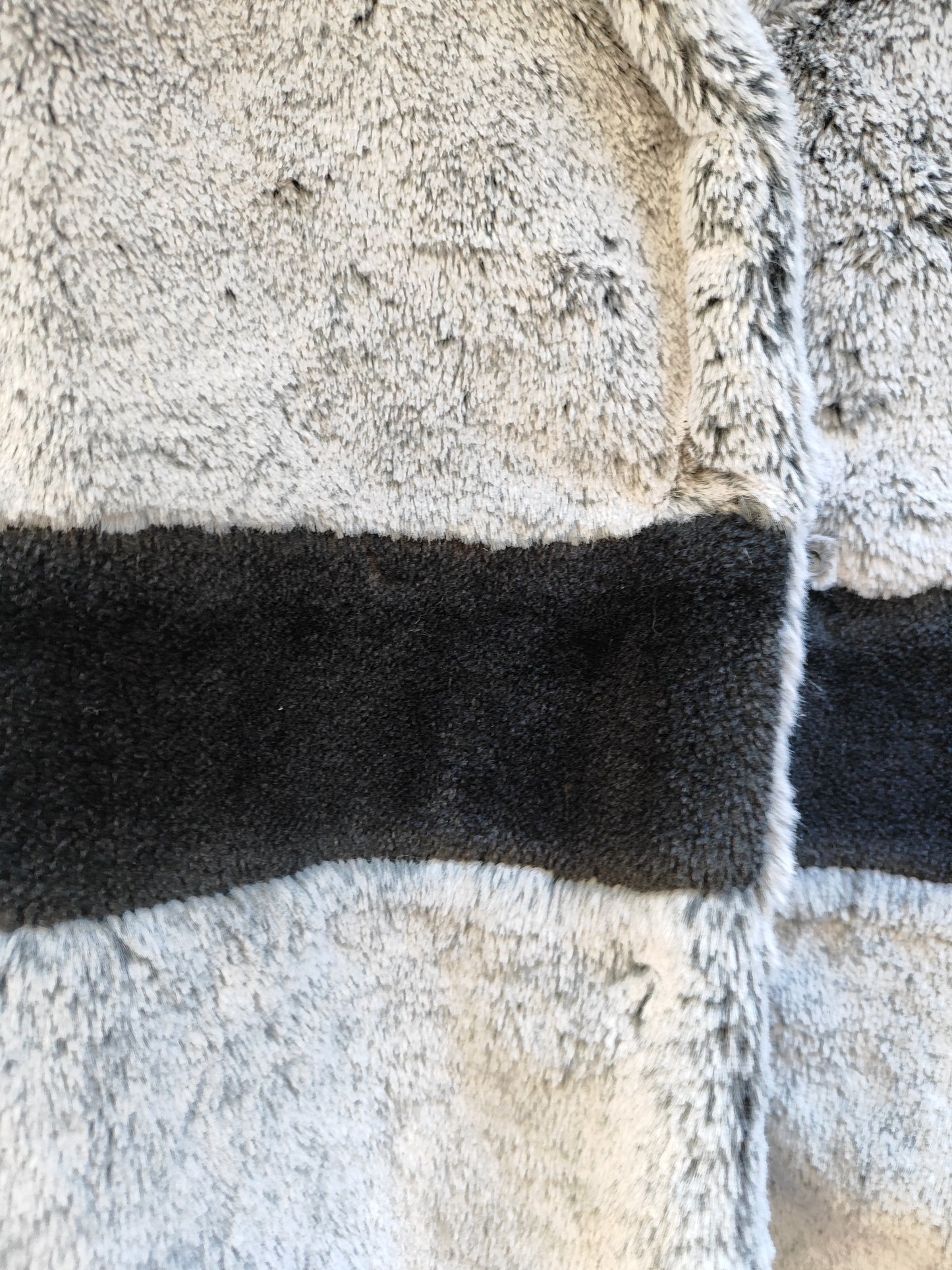 מעיל פרוותי פלפיי אפור-שחור בפס חוצה - Image 4