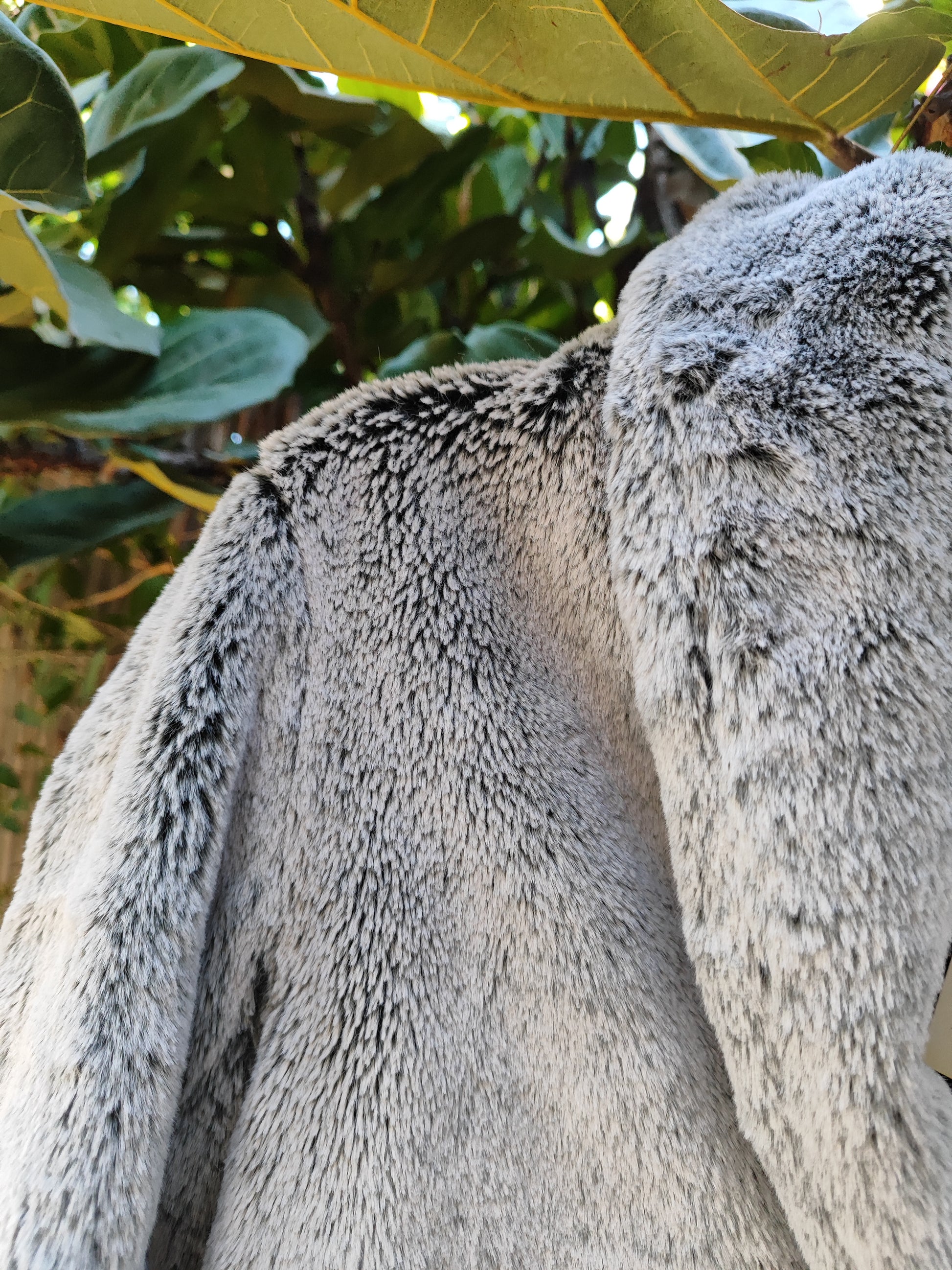 מעיל פרוותי פלפיי אפור-שחור בפס חוצה - Image 5