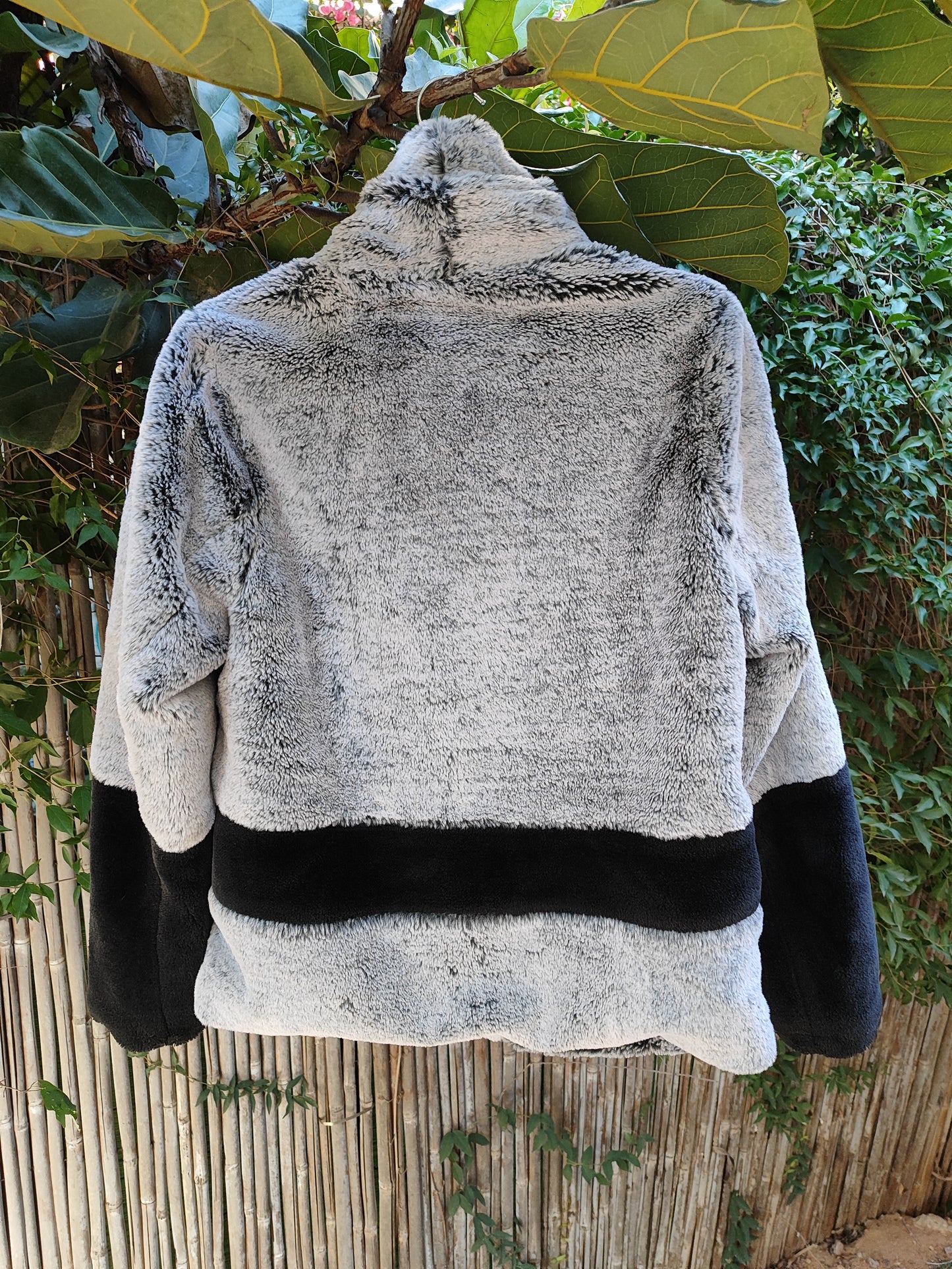 מעיל פרוותי פלפיי אפור-שחור בפס חוצה - Image 3