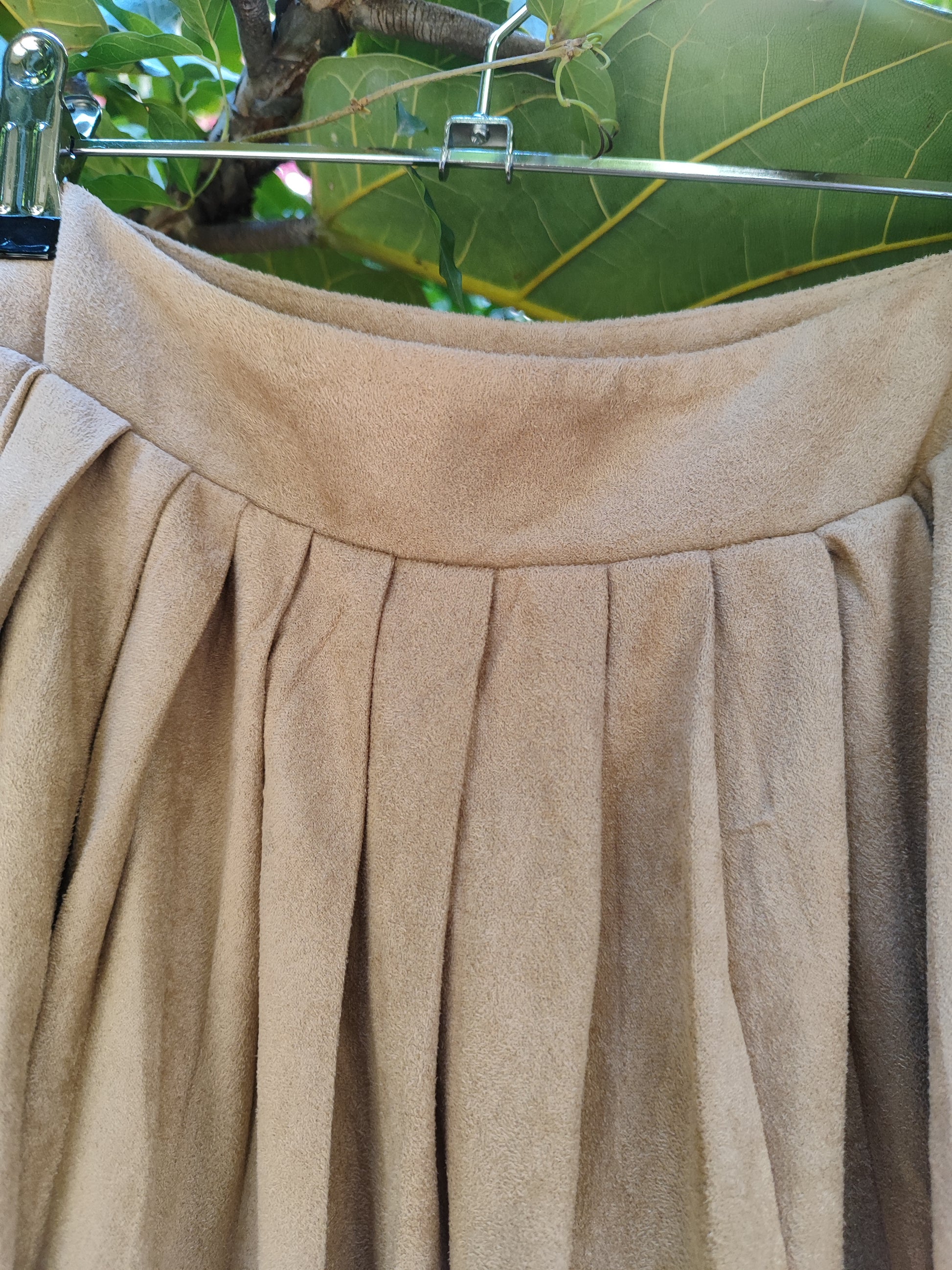 חצאית מוקה רחבת פנסים נעימה למגע - Image 4 by Yanga