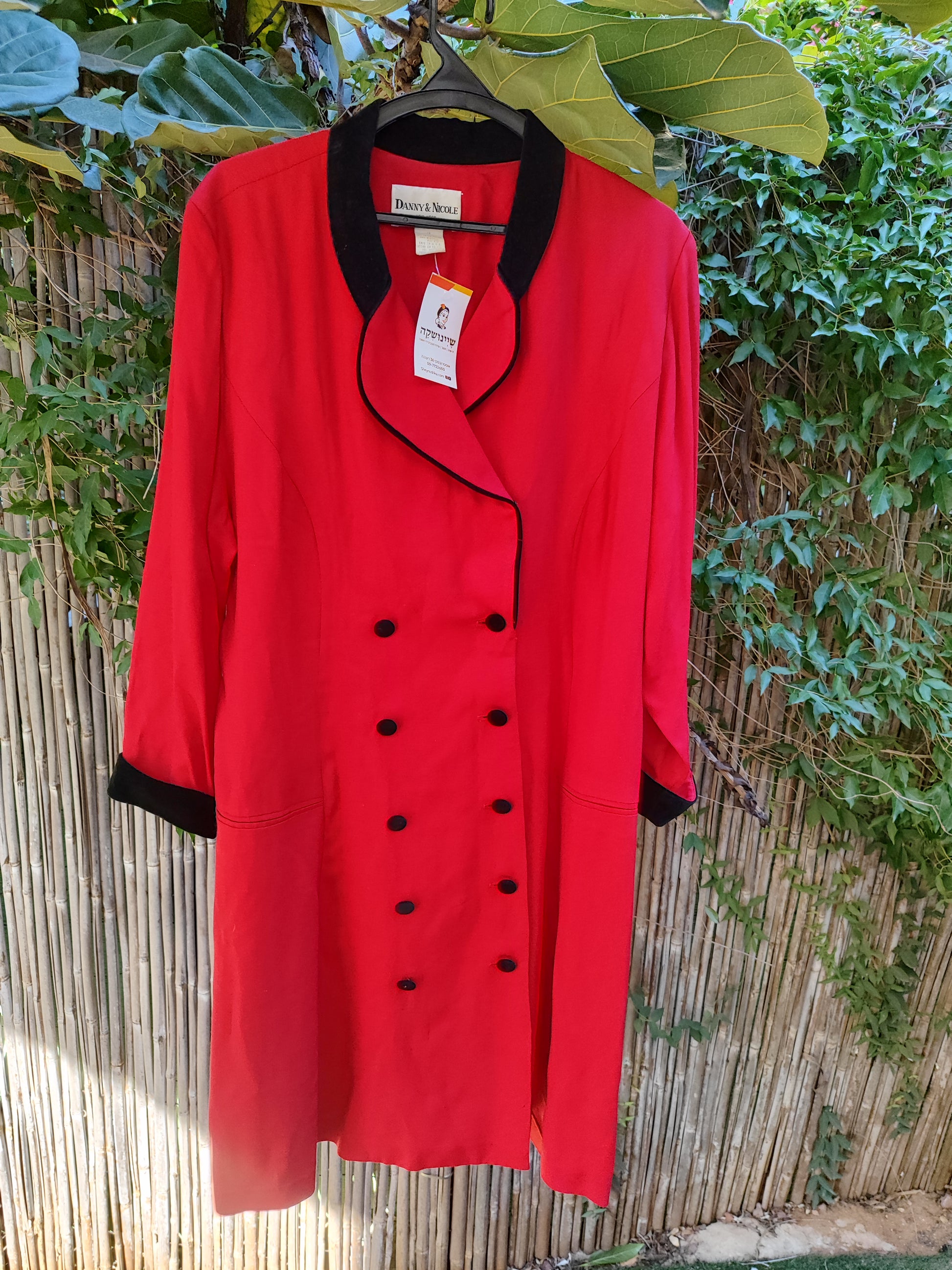   שמלת/ג'קט וינטג' אדומה בכפילות כפתורים צאוורון קטיפתי שחור - Image 3 by Danny & Nicole