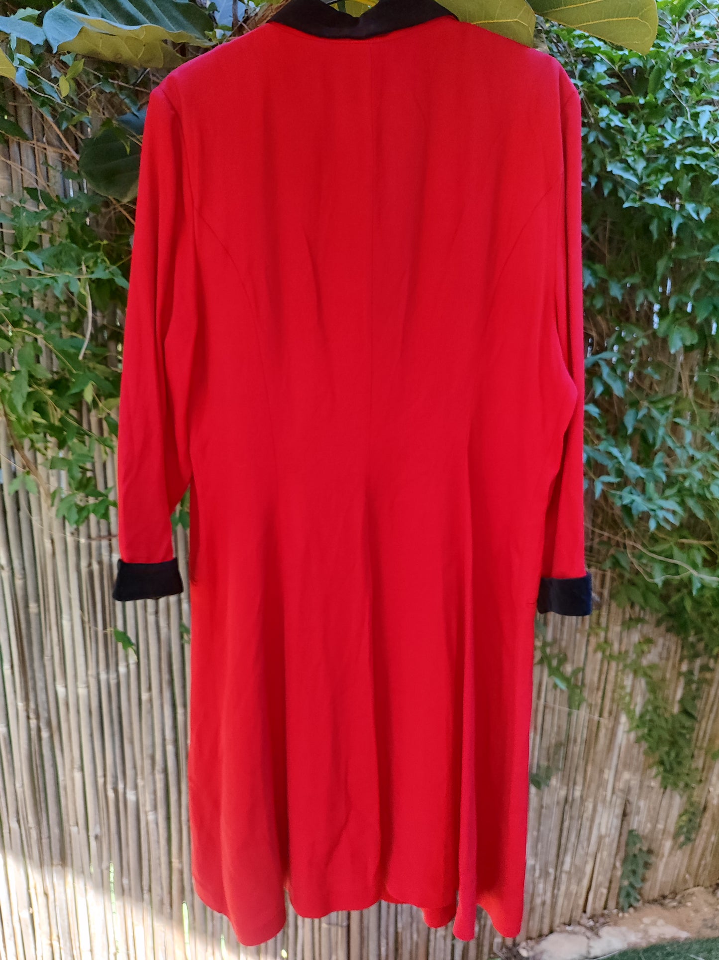   שמלת/ג'קט וינטג' אדומה בכפילות כפתורים צאוורון קטיפתי שחור - Image 4 by Danny & Nicole