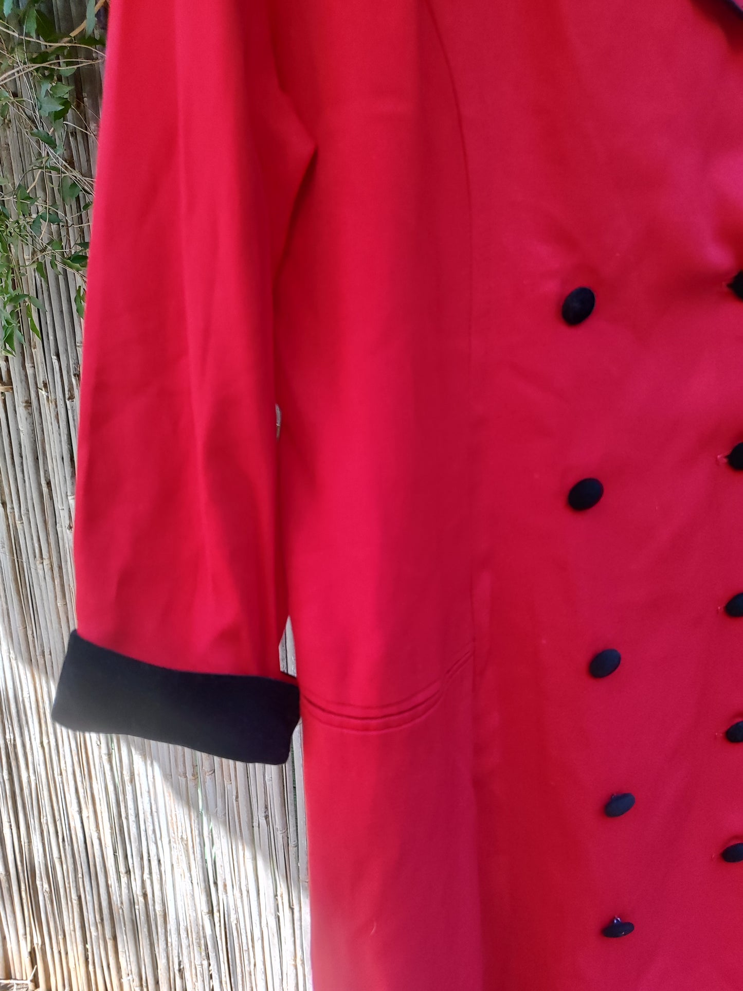   שמלת/ג'קט וינטג' אדומה בכפילות כפתורים צאוורון קטיפתי שחור - Image 5 by Danny & Nicole