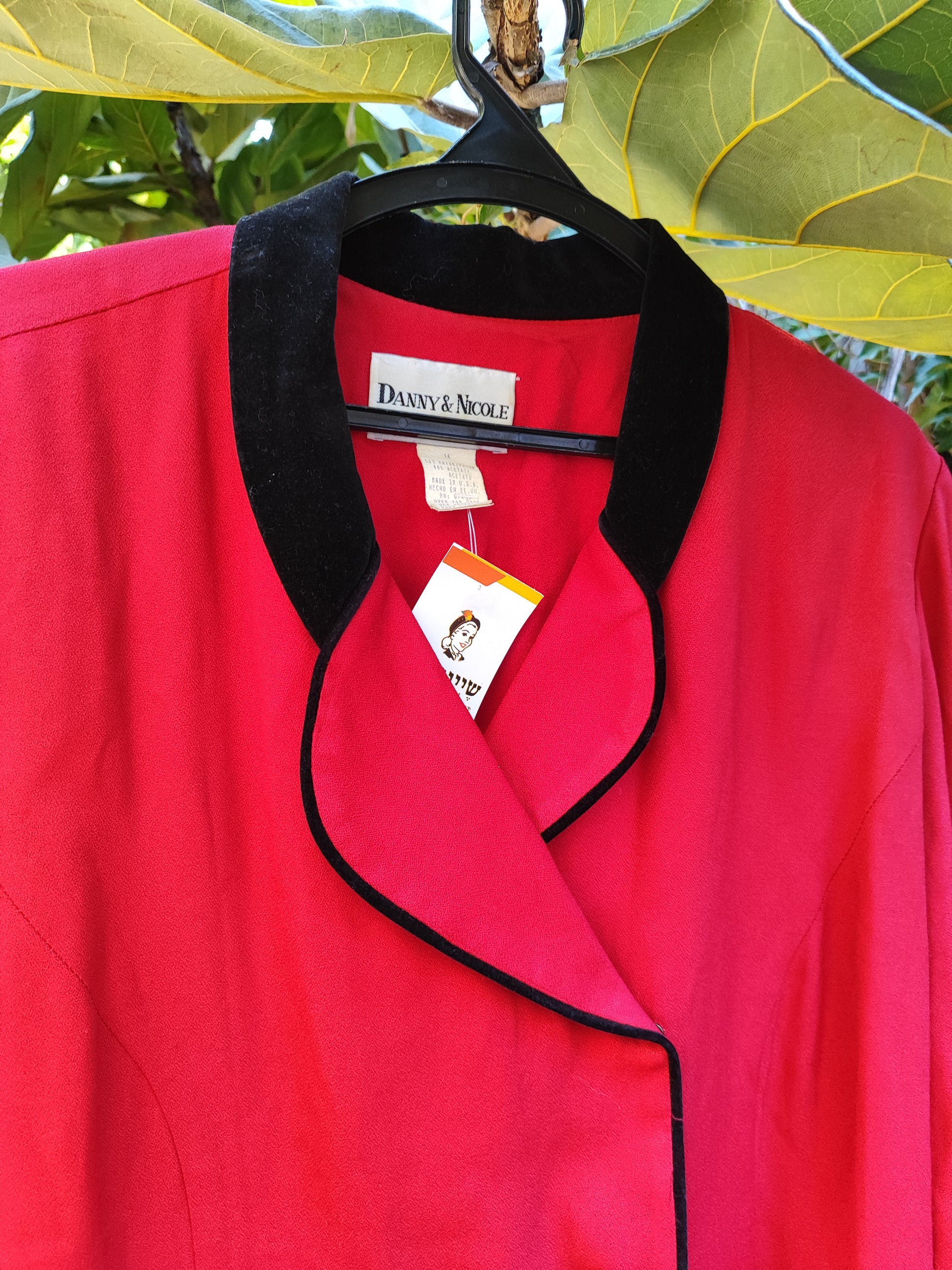   שמלת/ג'קט וינטג' אדומה בכפילות כפתורים צאוורון קטיפתי שחור - Image 6 by Danny & Nicole